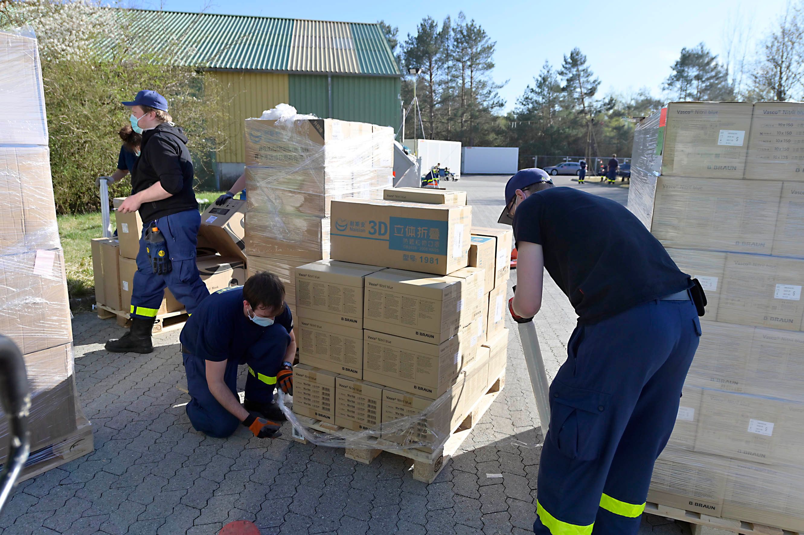 Ankunft von Schutzanzügen (Archivfoto)