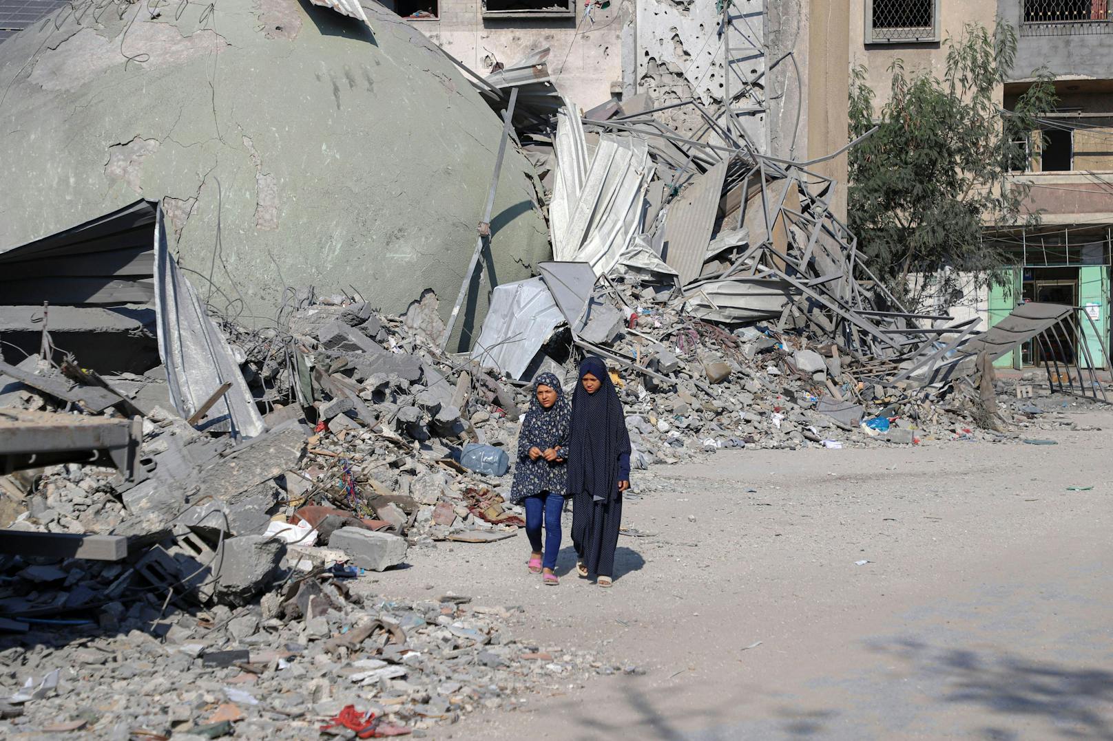 Anwohner des Gaza-Streifens in den Trümmern.