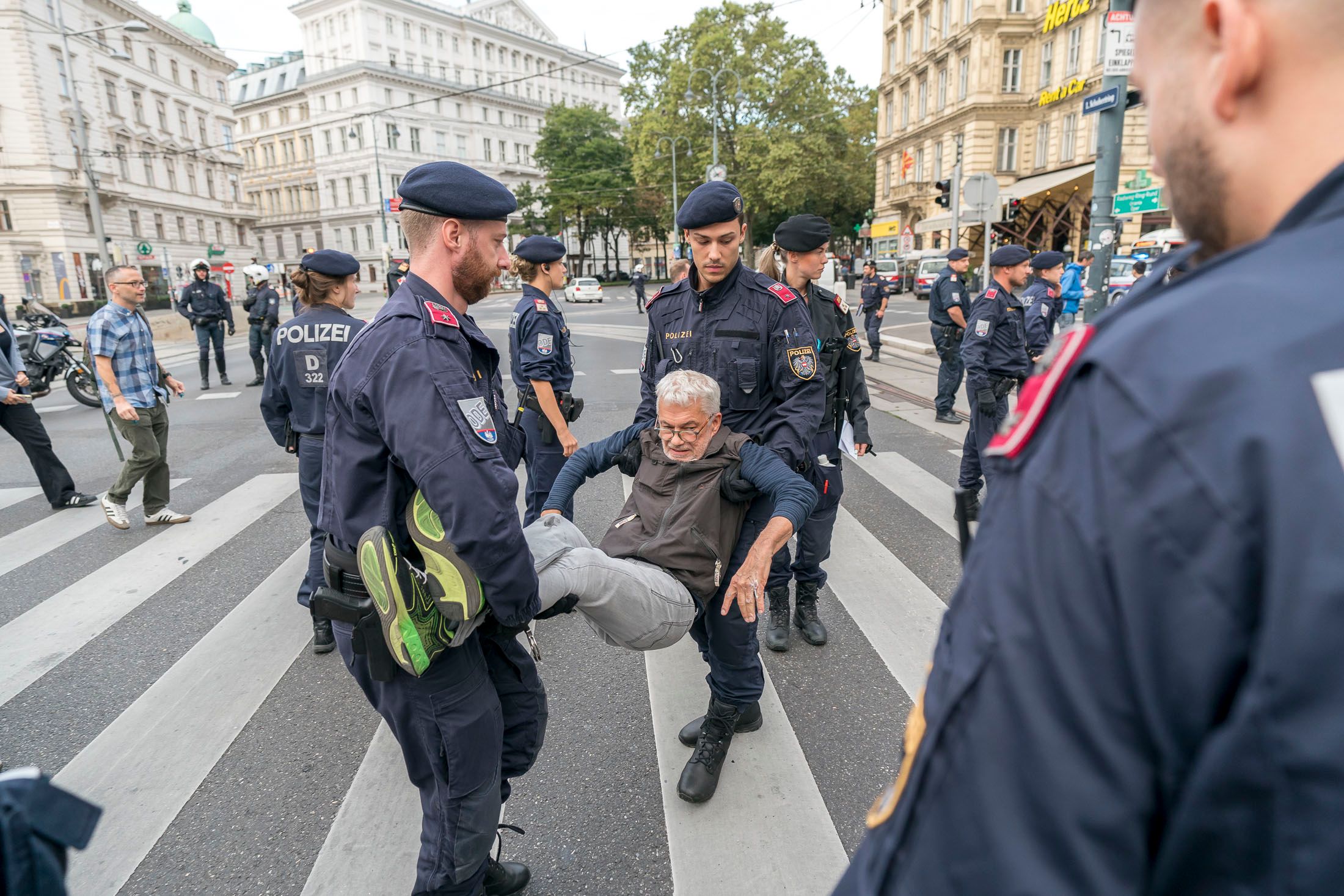 Aktivisten der "Letzten Generation" sorgen immer wieder für Störaktionen im Straßenverkehr.