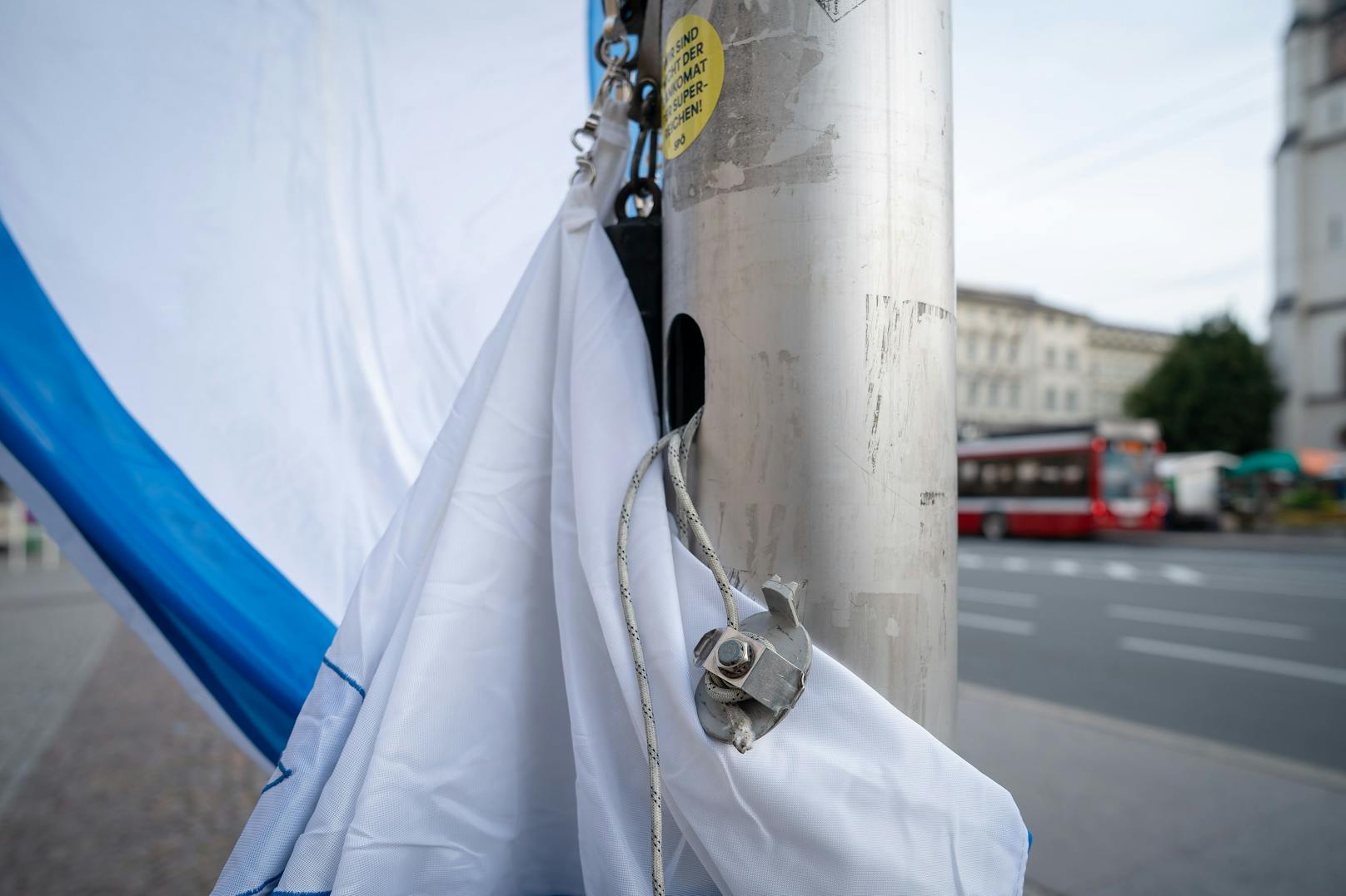 Die Israel-Fahne vor dem Salzburger Mirabellschloss wurde beschädigt.