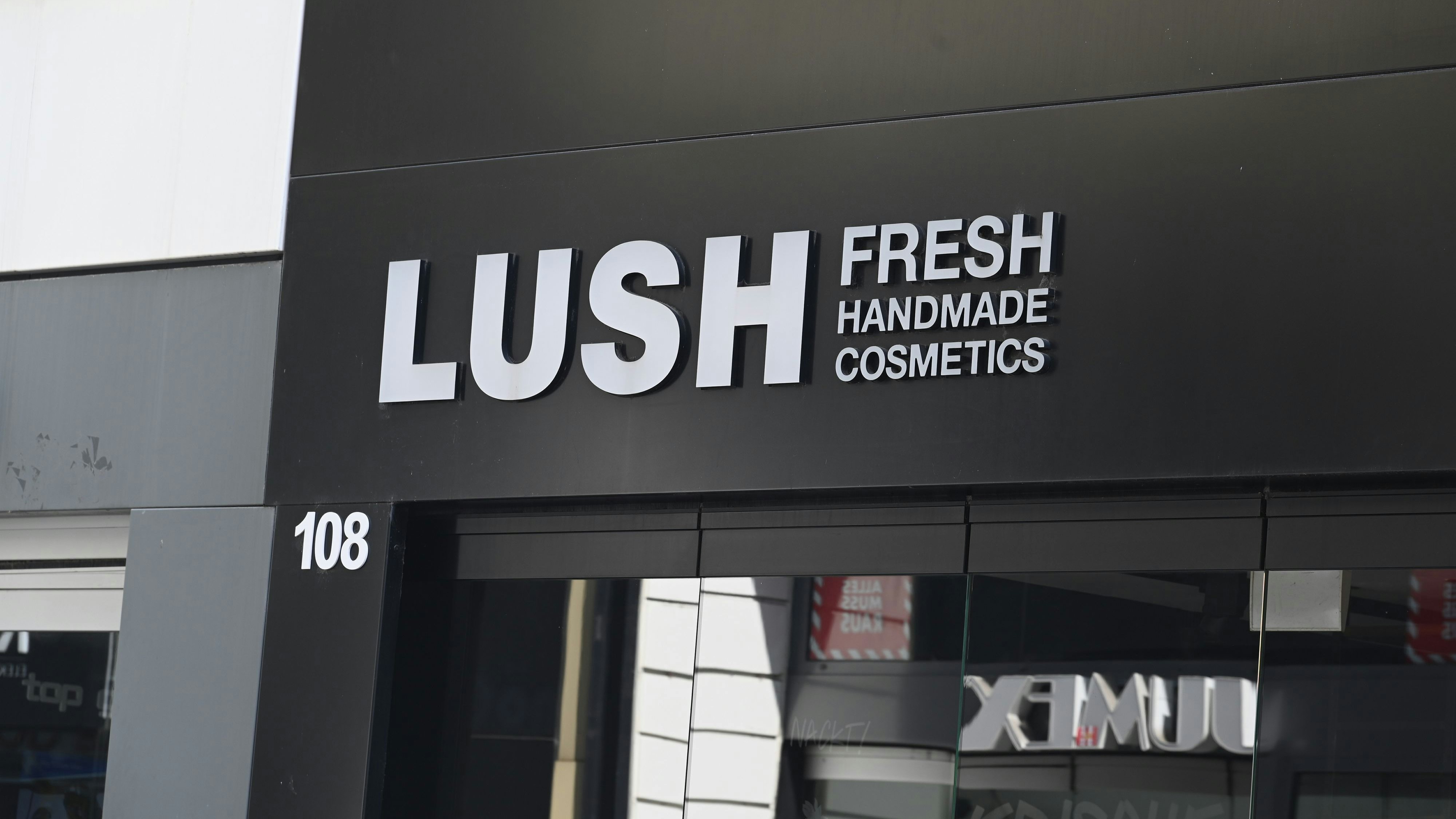 Download von www.picturedesk.com am 12.10.2023 (13:31).  09 April 2023, North Rhine-Westphalia, Cologne: A branch of the British cosmetics manufacturer LUSH, which produces cosmetic products such as soap and shower gel, among others, and sells them in its own chain of stores. Photo: Horst Galuschka/dpa/ - 20230409_PD15211 - Rechteinfo: Rights Managed (RM)