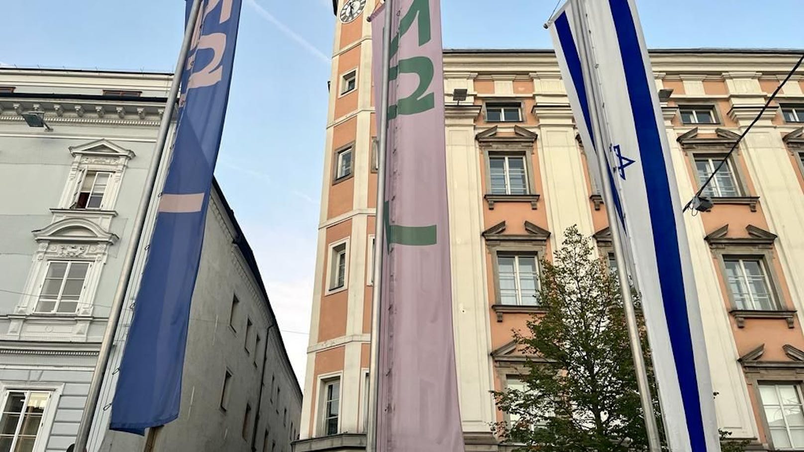 Jugendliche reißen in Linz Israel-Fahne von Mast