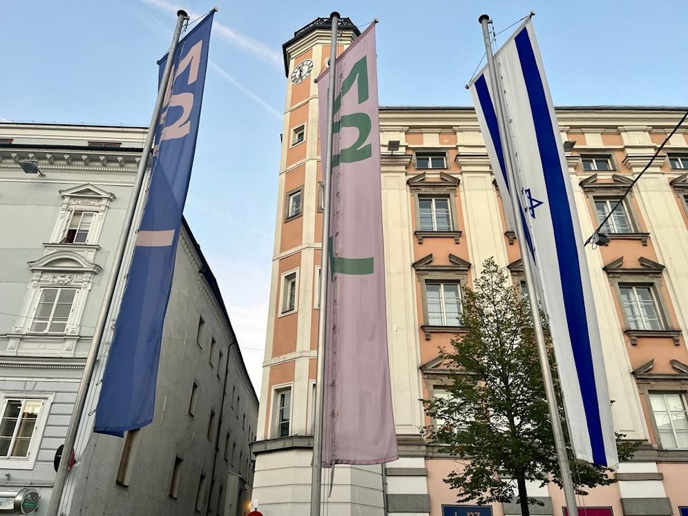 In Linz wurde eine Israel-Flagge gehisst. In der Nacht auf Donnerstag haben unbekannte die Flagge zerschnitten.