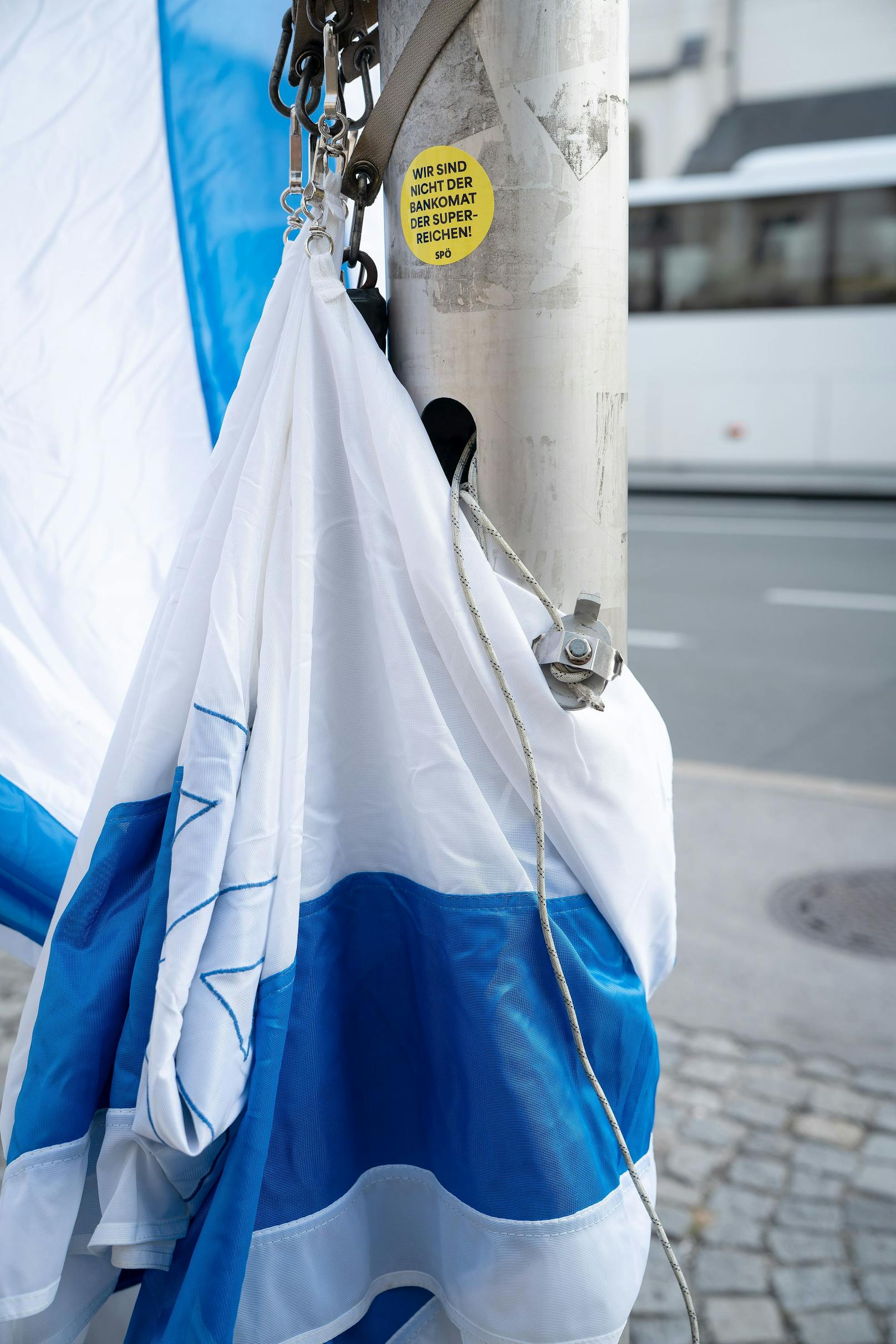 Die Israel-Fahne vor dem Salzburger Mirabellschloss wurde beschädigt.