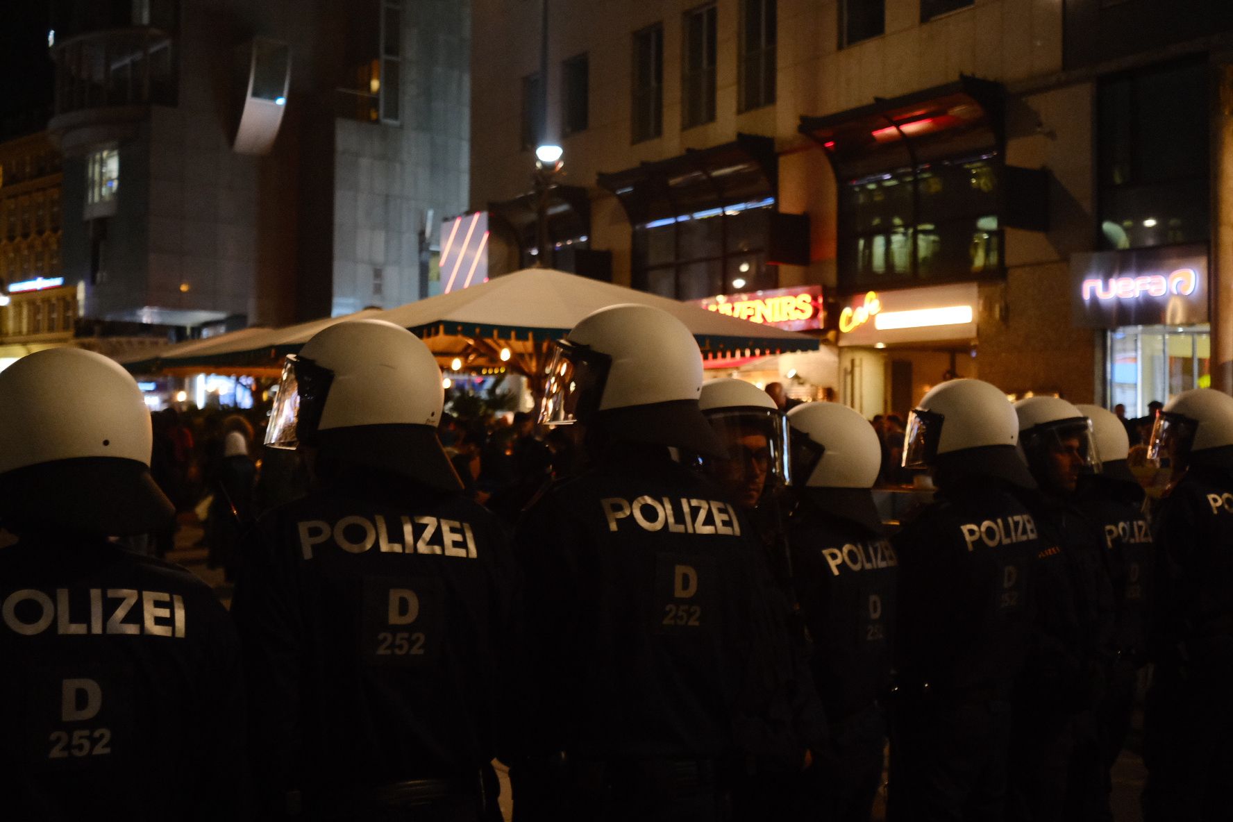 Trotz Verbot sammelten sich mehrere hundert Hamas-Unterstützer mit Palästina-Flaggen am Wiener Stephansplatz.