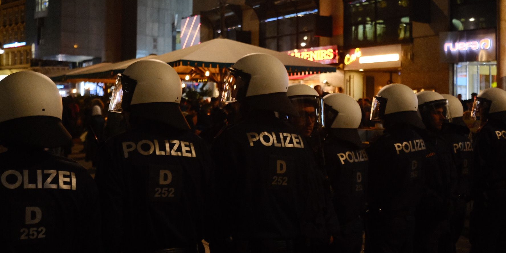 Trotz Verbot sammelten sich mehrere hundert Hamas-Unterstützer mit Palästina-Flaggen am Wiener Stephansplatz.