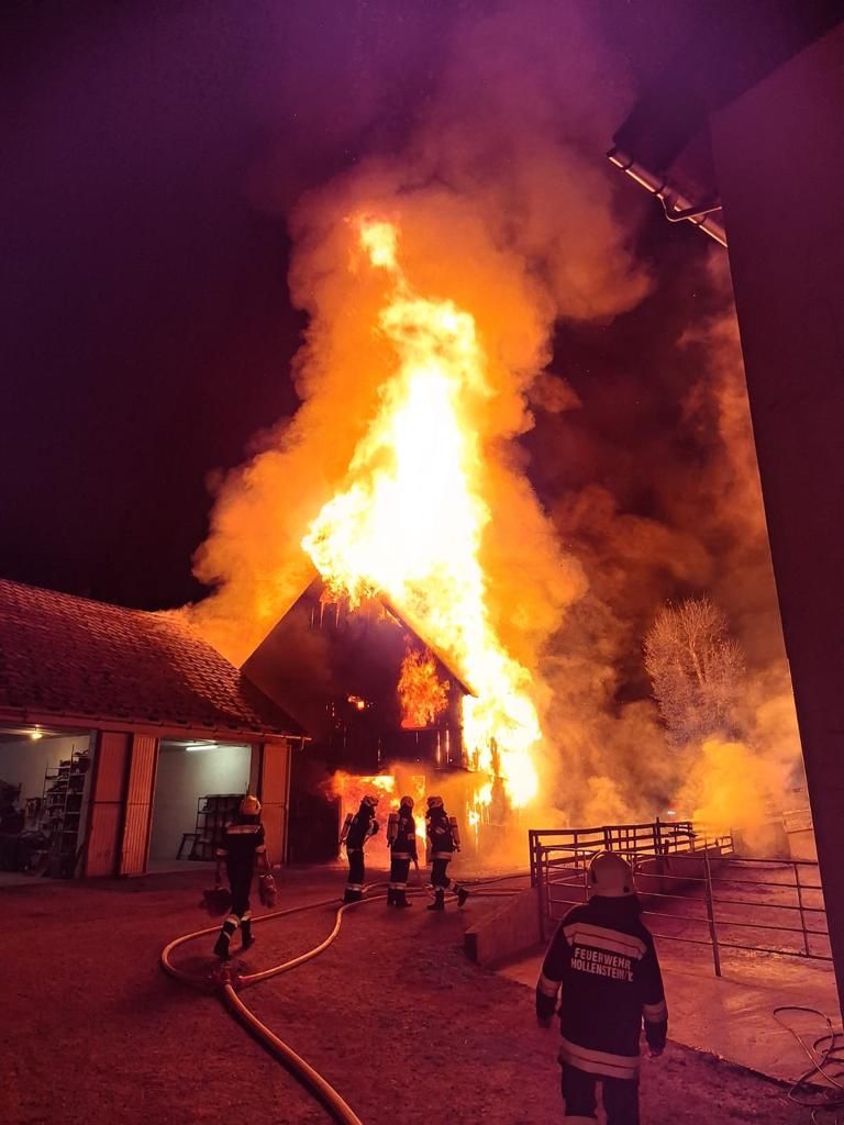 In der Ortschaft Thomasberg stand eine große Holzscheune in Vollbrand.