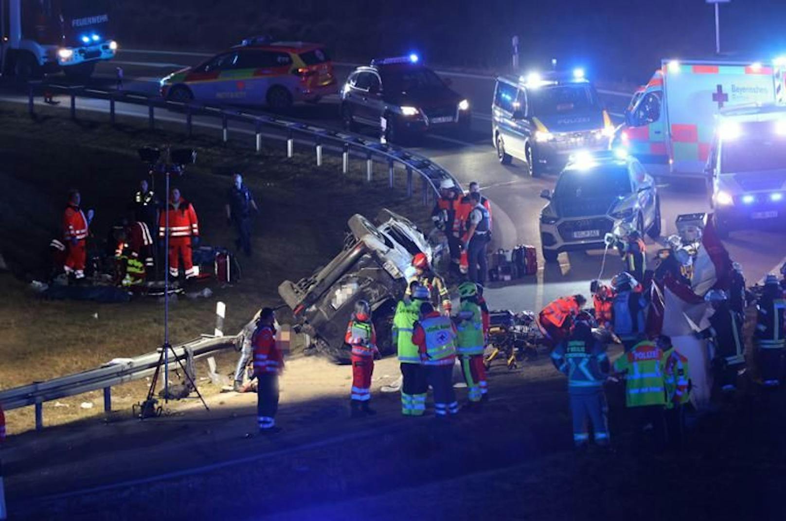 Der Schlepper aus Wien hatte beim Unfall auf der Flucht über 20 Personen im Auto, auch Kinder. Mindestens sieben davon sind gestorben.