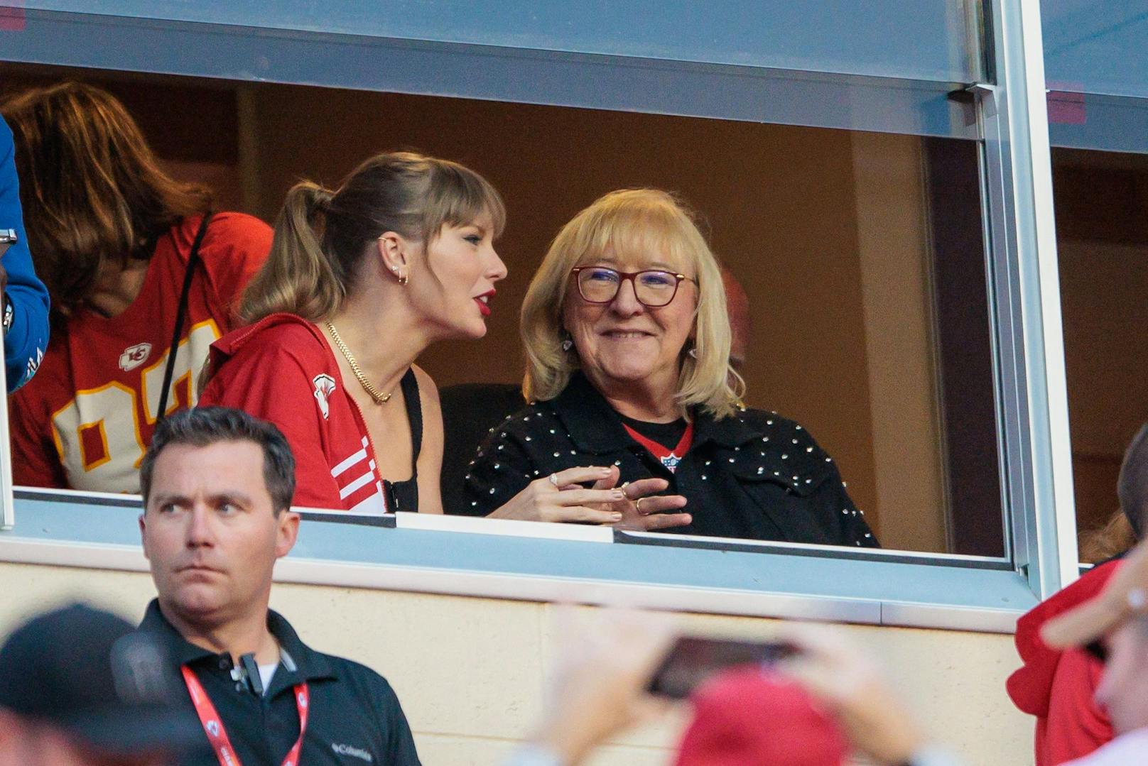Sogar mit der Mutter von Travis Kelce sah man Taylor Swift bereits innig plaudern.