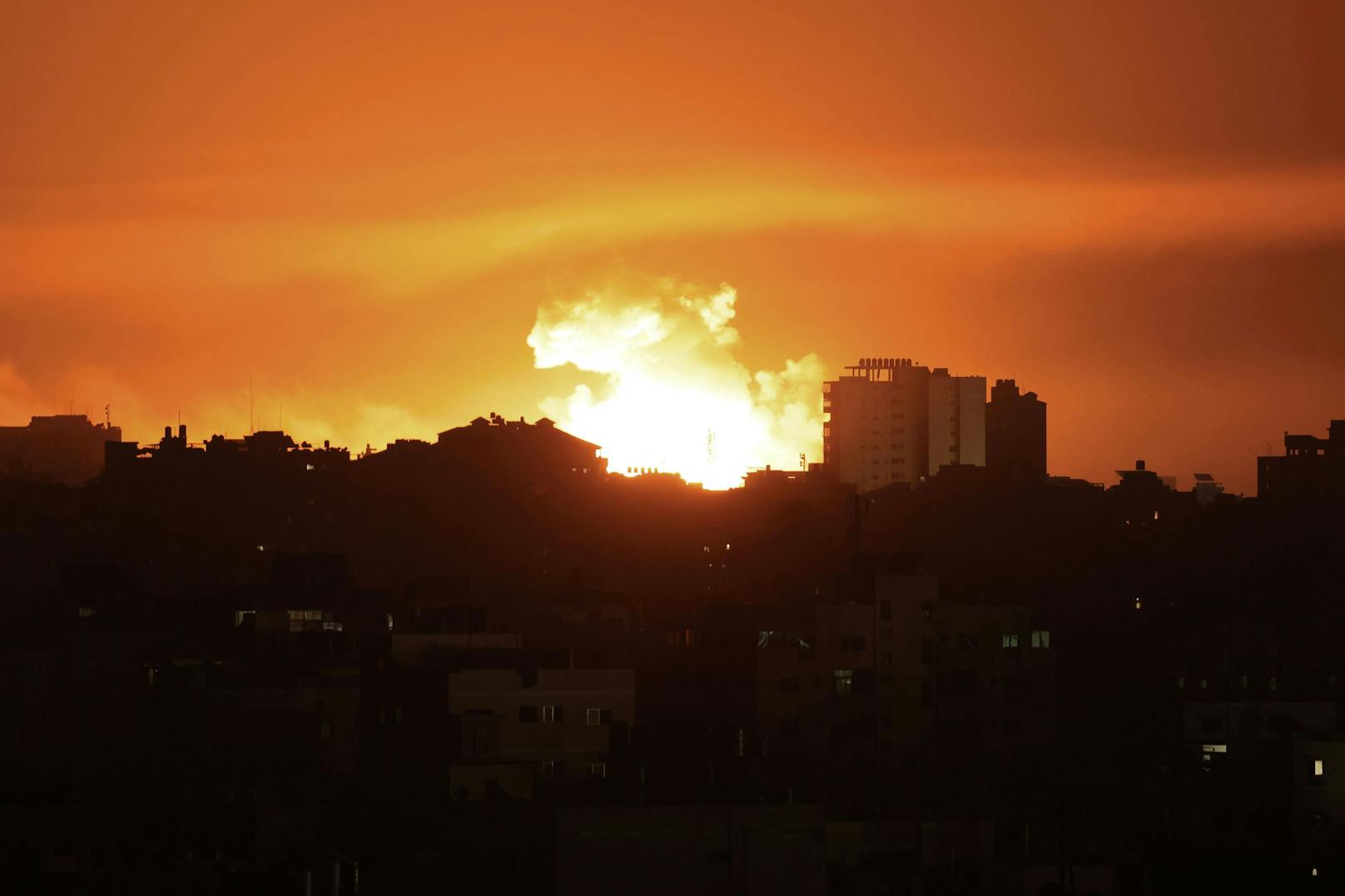 "Alle Zivilisten sollten sich "zu ihrer eigenen Sicherheit" aus ihren Häusern in das Gebiet südlich des Wadi Gaza begeben, erklärte die Armee am Freitag.