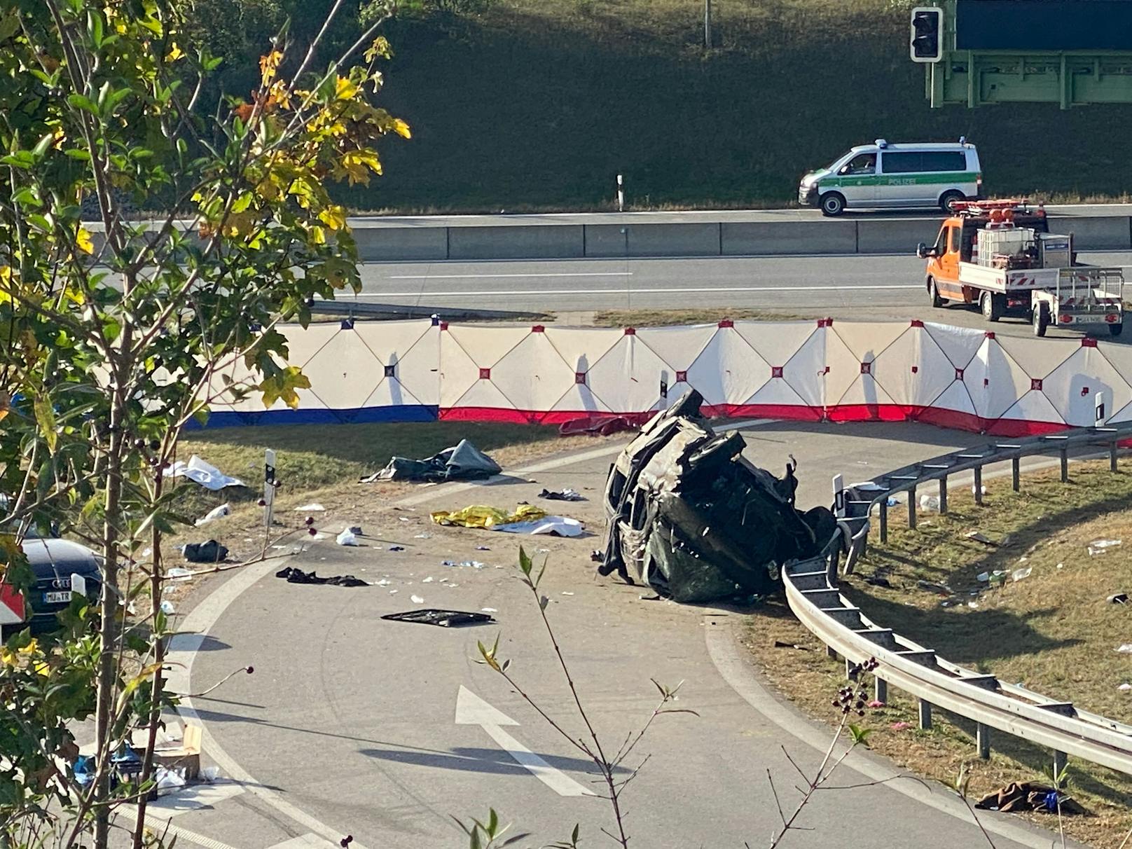 Die Polizei Oberbayern Süd teilte in den frühen Morgenstunden mit, dass sich der Unfall gegen 3.15 Uhr auf der Richtungsfahrbahn München auf Höhe der Anschlussstelle Ampfing/Waldkraiburg.
