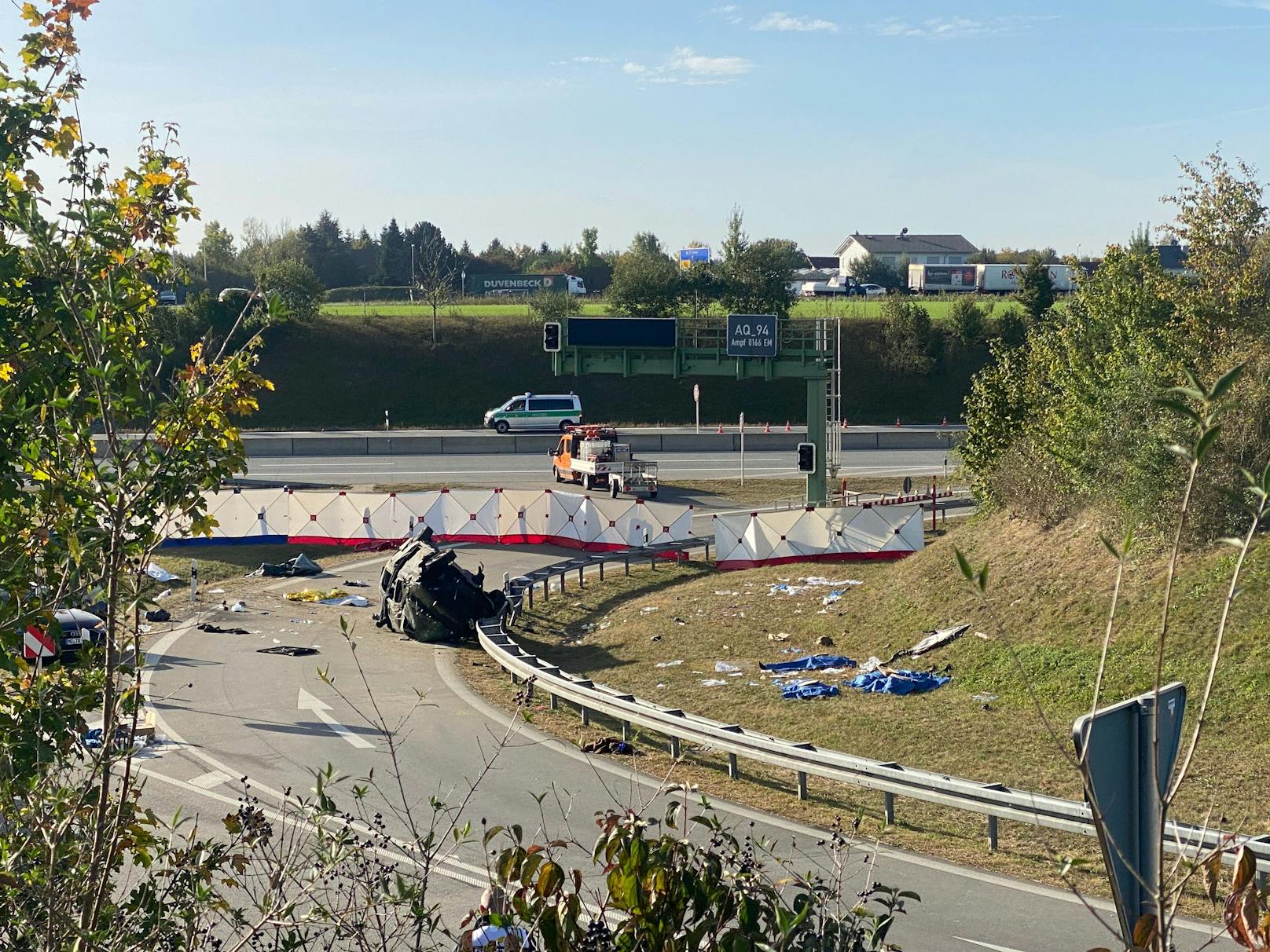 Ersten Informationen kamen bei dem Schlepper-Drama mindestens sieben Menschen ums Leben. Die Autobahn ist an der Unfallstelle in Richtung München komplett gesperrt.