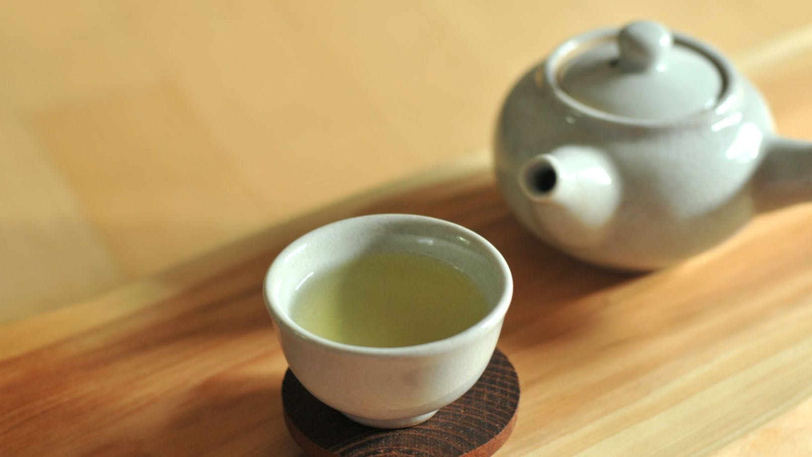 <strong>Grüner Tee</strong> hat viele gesundheitsfördernden Eigenschaften. Eine davon ist, dass er entzündungshemmend wirkt. Dafür sorgt das enthaltene Epigallocatechingallat (EGCG).&nbsp;