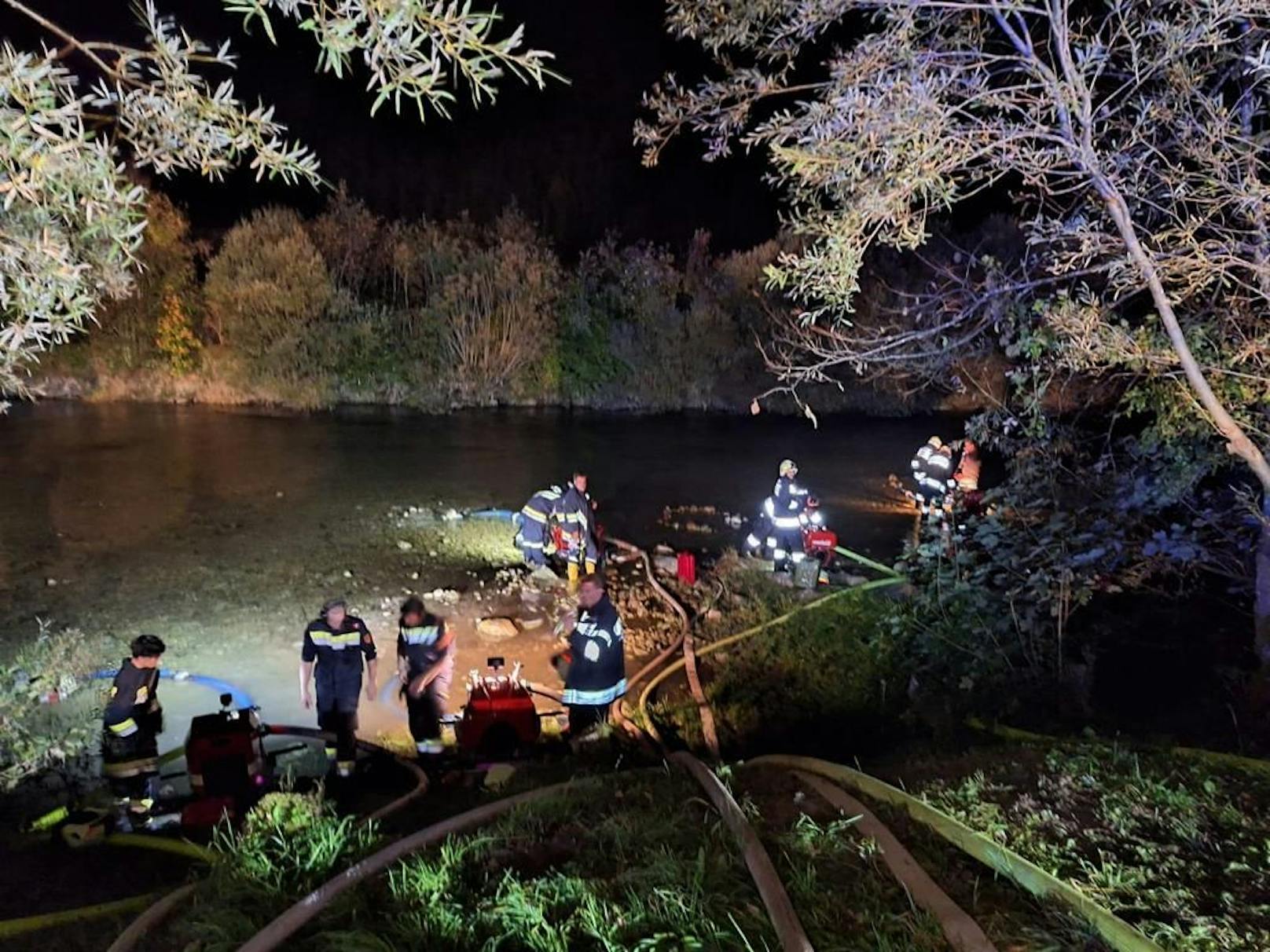 Das Löschwasser wurde aus dem Fluss geholt.