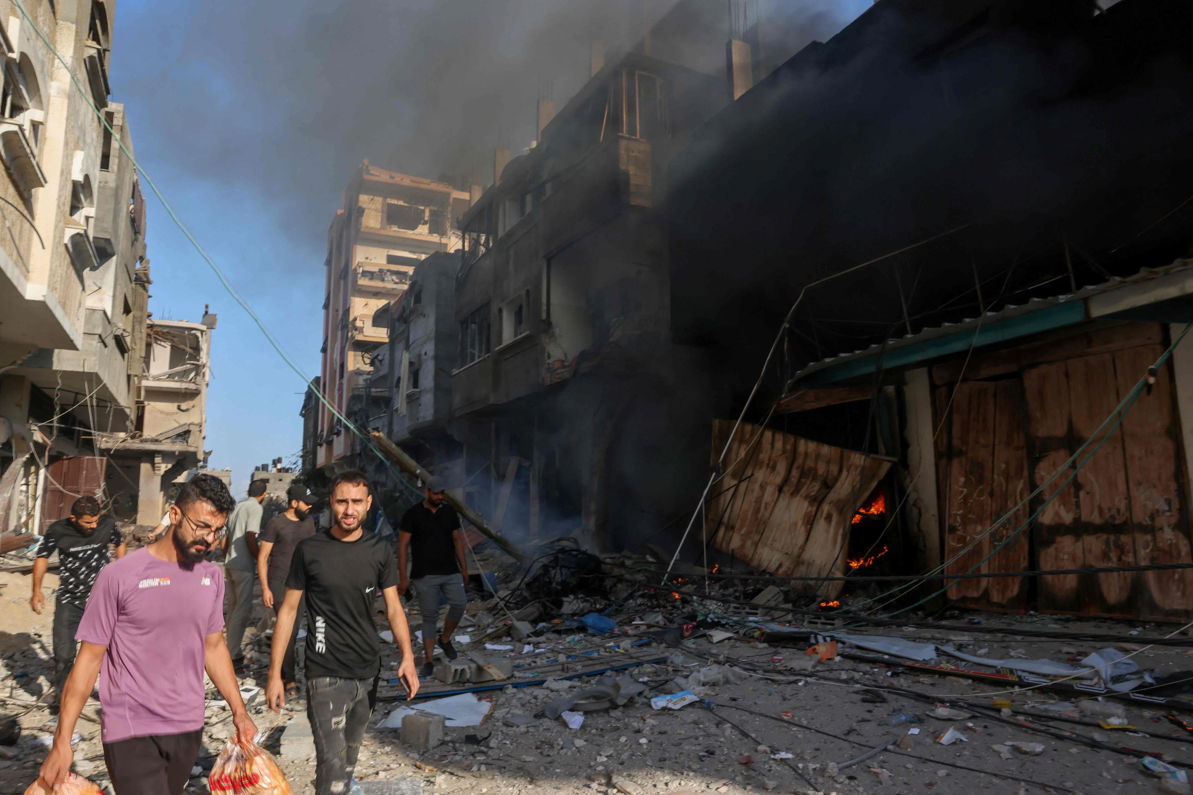 Download von www.picturedesk.com am 13.10.2023 (10:33).  Palestinians walk amid the rubble of a building hit in an Israeli air strike on October 13, 2023. Israel has called for the immediate relocation of 1.1 million people in Gaza amid its massive bombardment in retaliation for Hamas's attacks, with the United Nations warning of "devastating" consequences. (Photo by MOHAMMED ABED / AFP) - 20231013_PD1501 - Rechteinfo: Rights Managed (RM) Nur für redaktionelle Nutzung! Werbliche Nutzung erfordert Freigabe: bitte schicken Sie uns eine Anfrage.
