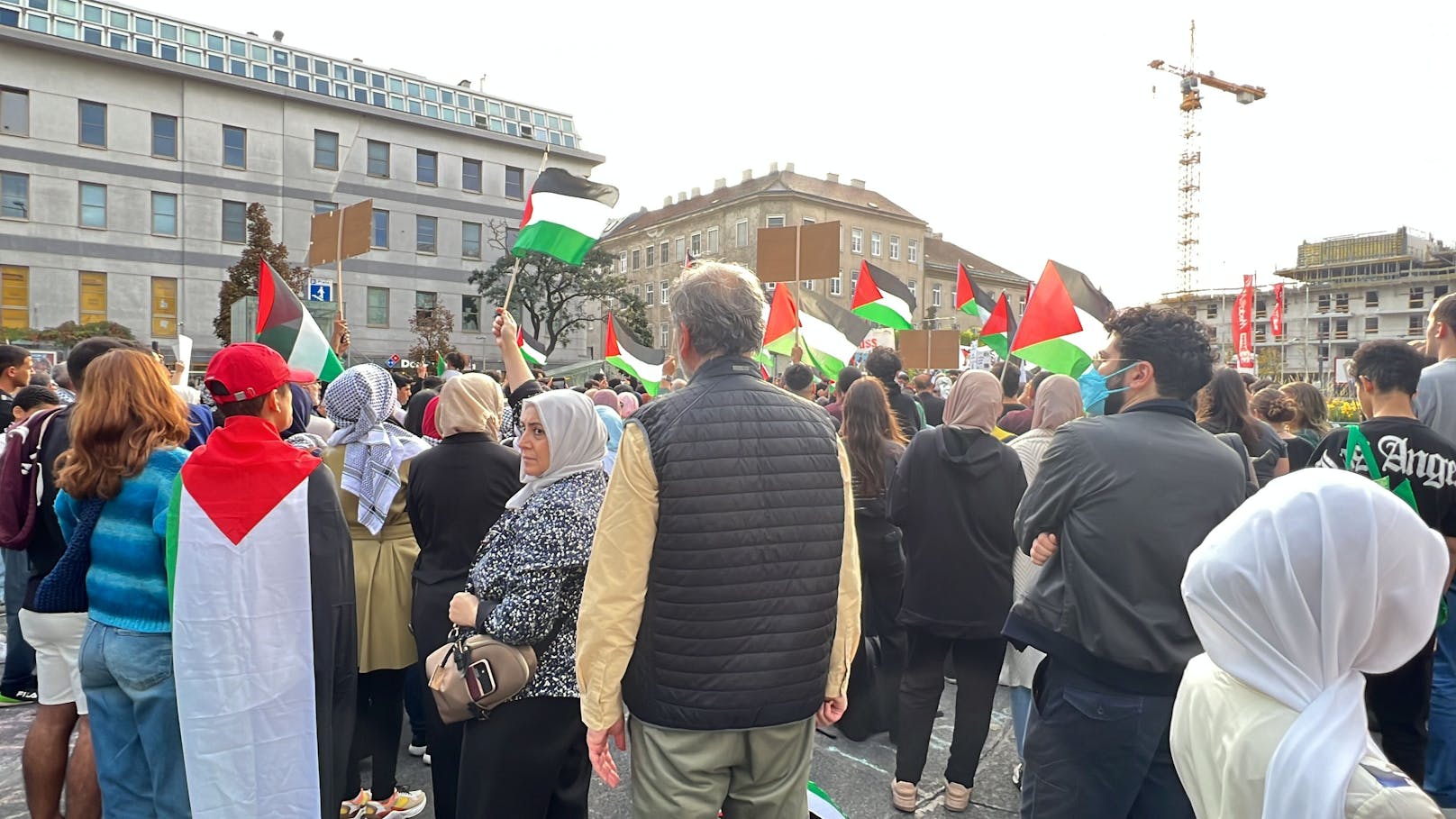 Aufgerufen zur Kundgebung hatten die "Palästinensische Gemeinde Österreich" gemeinsam mit der Gruppe "Palästina Solidarität Österreich" – ...