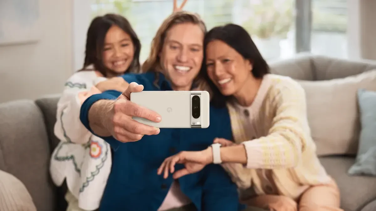 Dank dem Pixel 8 sollen die besten Selfies und Gruppenfotos möglich werden. Das macht die neue Funktion «Beste Aufnahme». Schiesst du mit dem Pixel mehrere Fotos, kannst du dank KI auf einem Bild die Gesichter aus anderen Fotos übernehmen.
