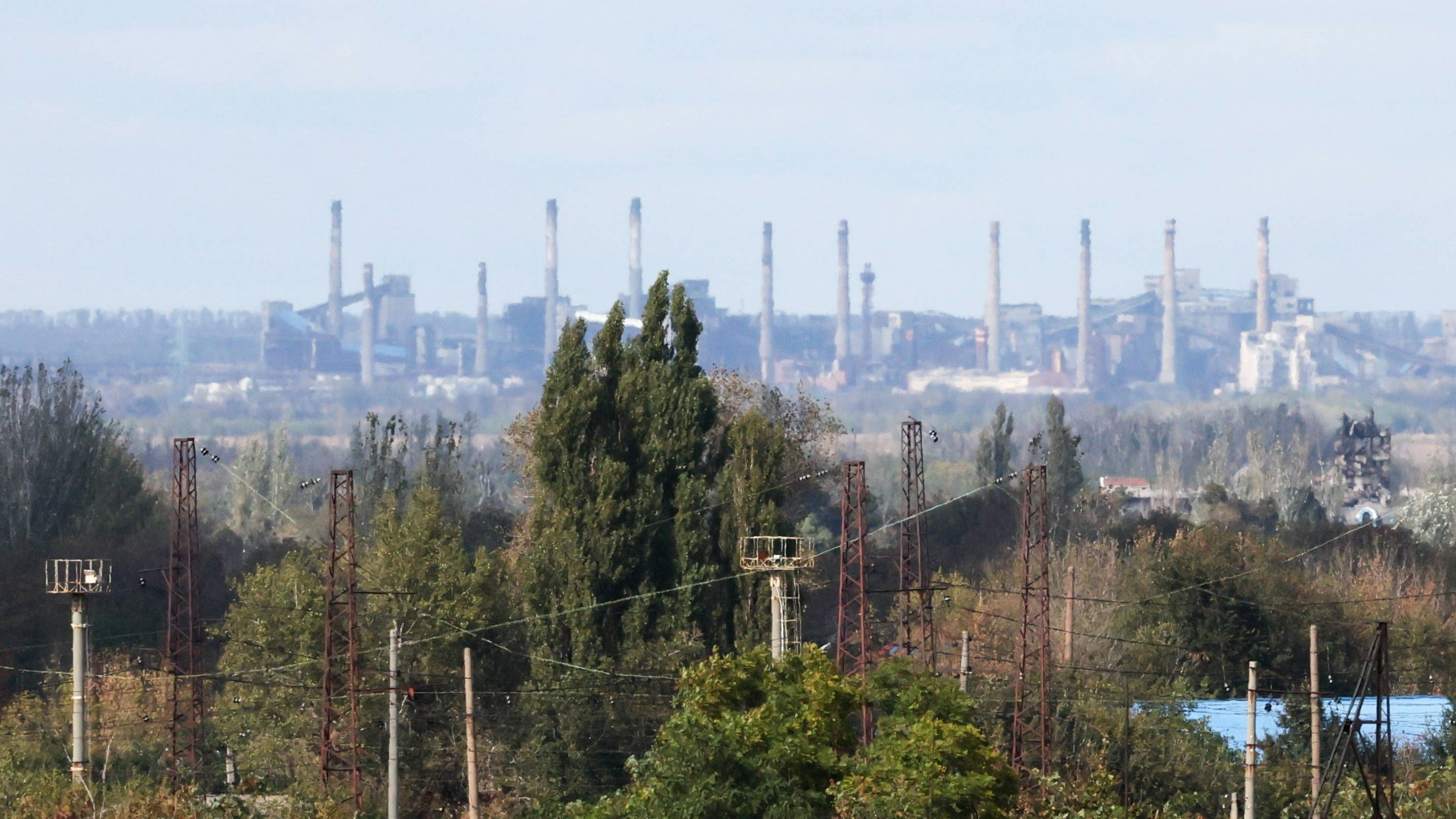Die riesige Kokerei im Norden dominiert das Stadtbild von Awdijiwka. Archivbild