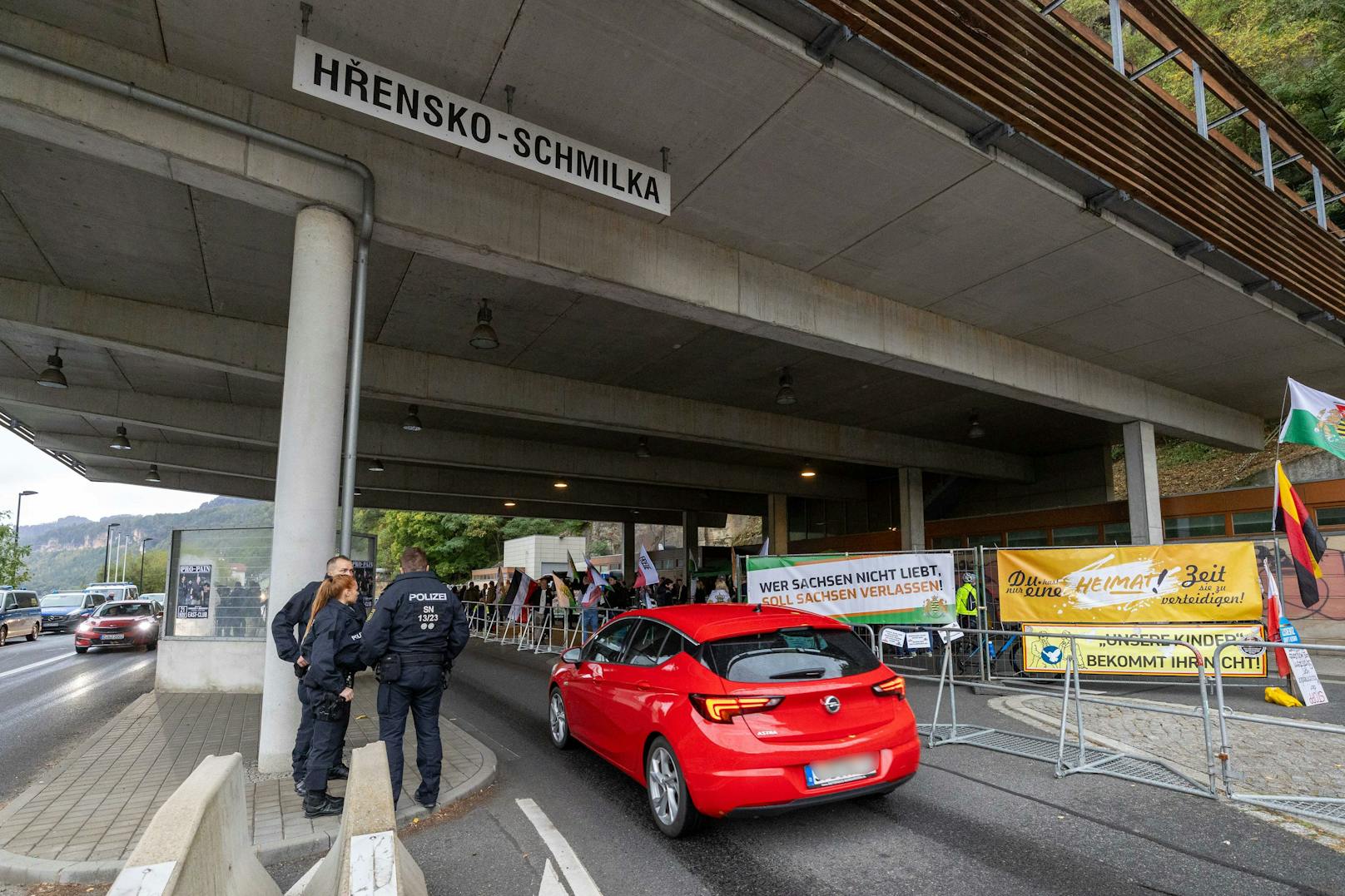 "Schluss mit illegaler Asyleinwanderung: Grenze geschlossen!" – mit diesem Schlachtruf blockierten deutsche Rechtsextreme am 14. Oktober einen Grenzübergang.