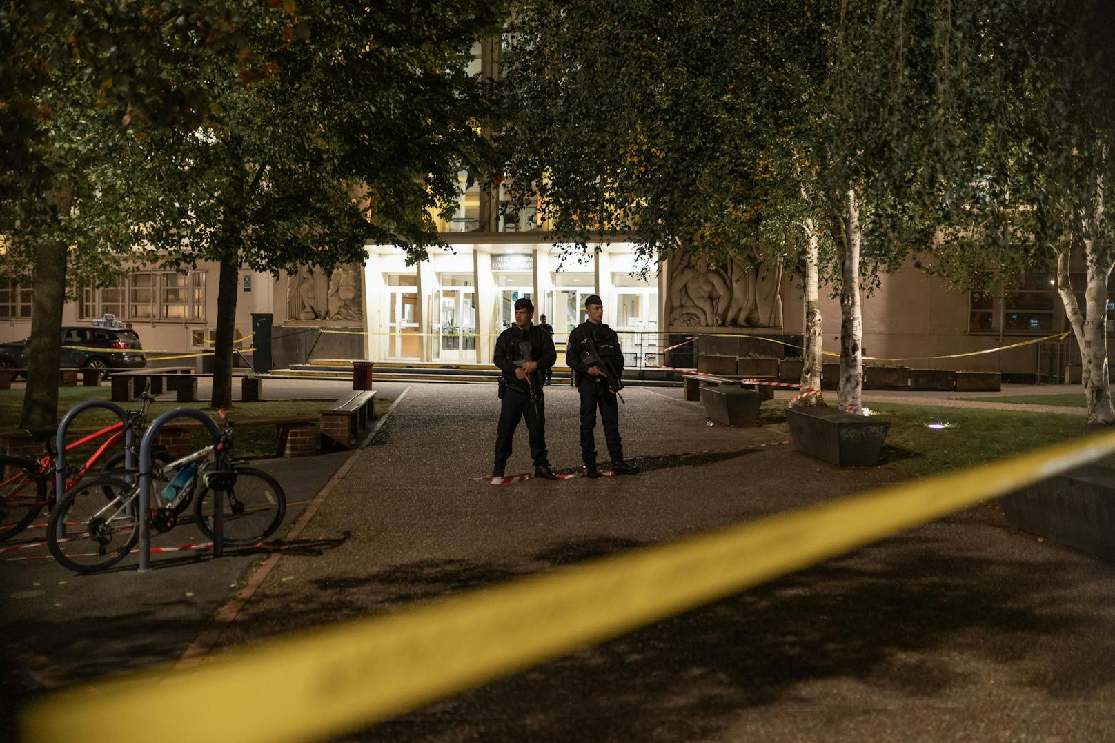 Bekannter Extremist tötete Lehrer: Der Tatort vor einem Gymnasium in Arras, etwa 160 Kilometer nördlich von Paris, am 13. Oktober 2023.