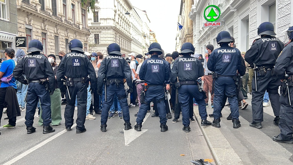Den Demonstrationen stellte sich eine Gruppe der Antifa entgegen – und wurde von der Polizei eingekesselt.
