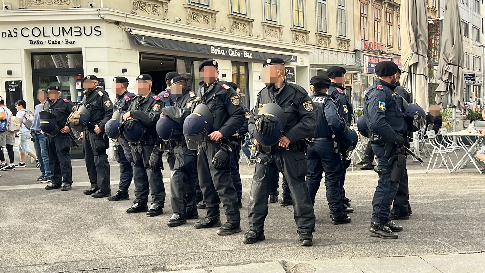 Großaufgebot von Polizeikräften am Columbusplatz in Wien-Favoriten am Samstagnachmittag.