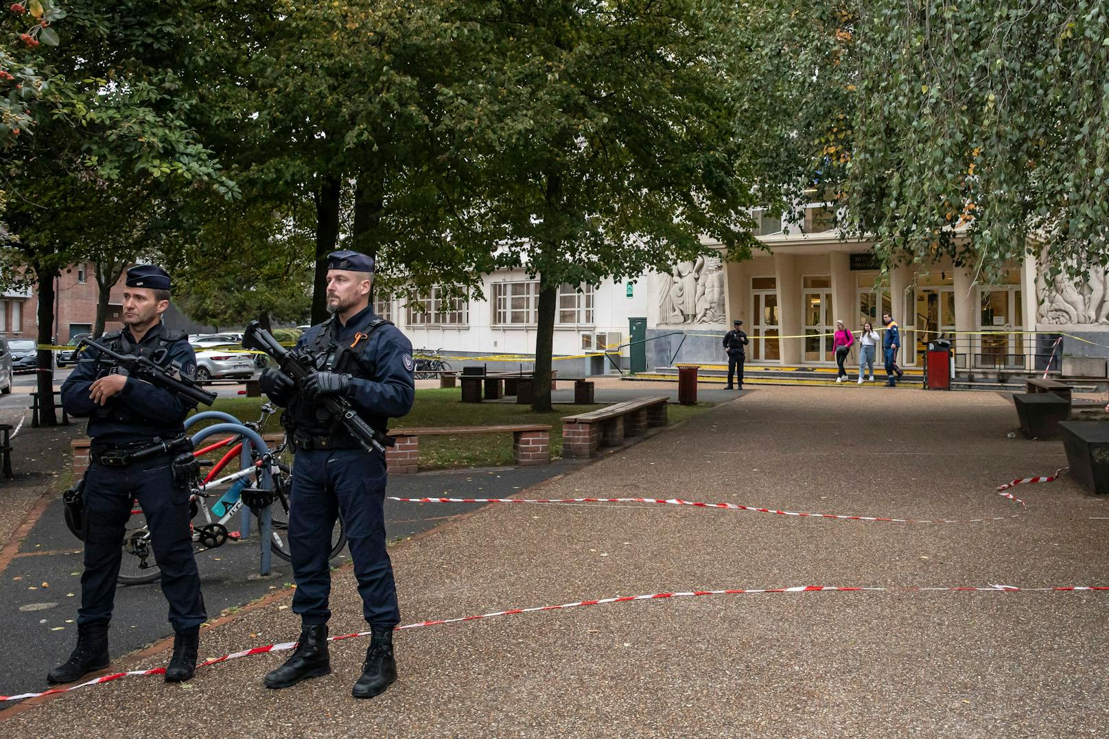 Bekannter Extremist tötete Lehrer: Der Tatort vor einem Gymnasium in Arras, etwa 160 Kilometer nördlich von Paris, am 13. Oktober 2023.