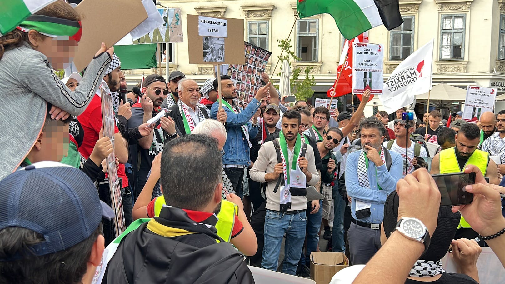 Mit Schlagstöcken, Schutzkleidung und Helmen ausgerüstet, standen die Beamten rund 300 Teilnehmern einer brisanten Demonstration gegenüber.&nbsp;