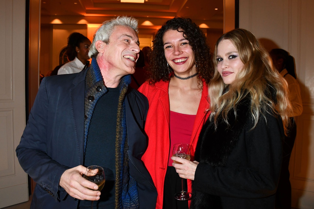 Heute.at - Gedeon hat Sex mit 2 Frauen, Mama schläft im Nebenraum