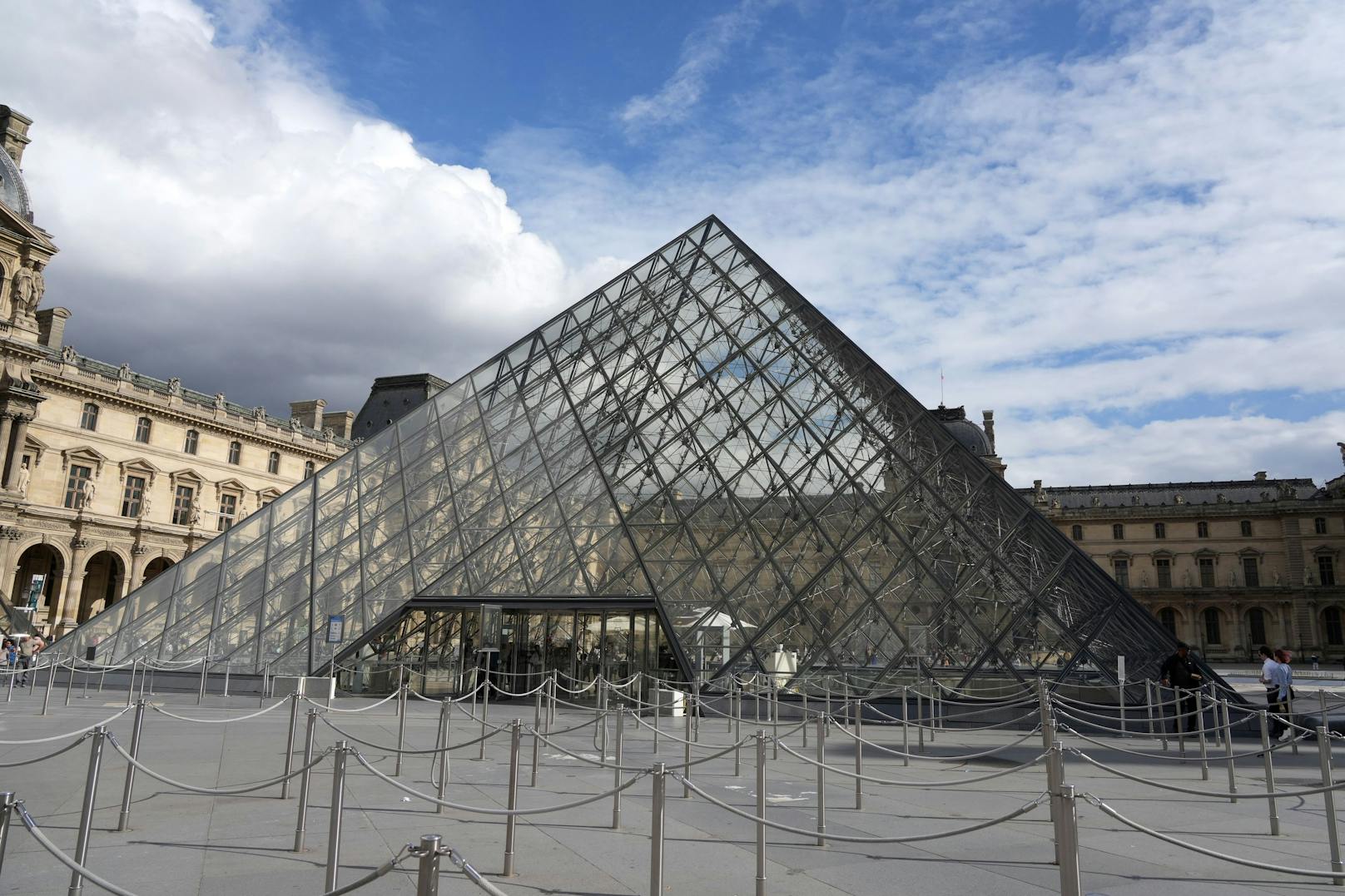 Das Pariser Louvre musste am Samstag wegen einer Bombendrohung schließen. Videos zeigen Besucher, die in Panik flüchten.