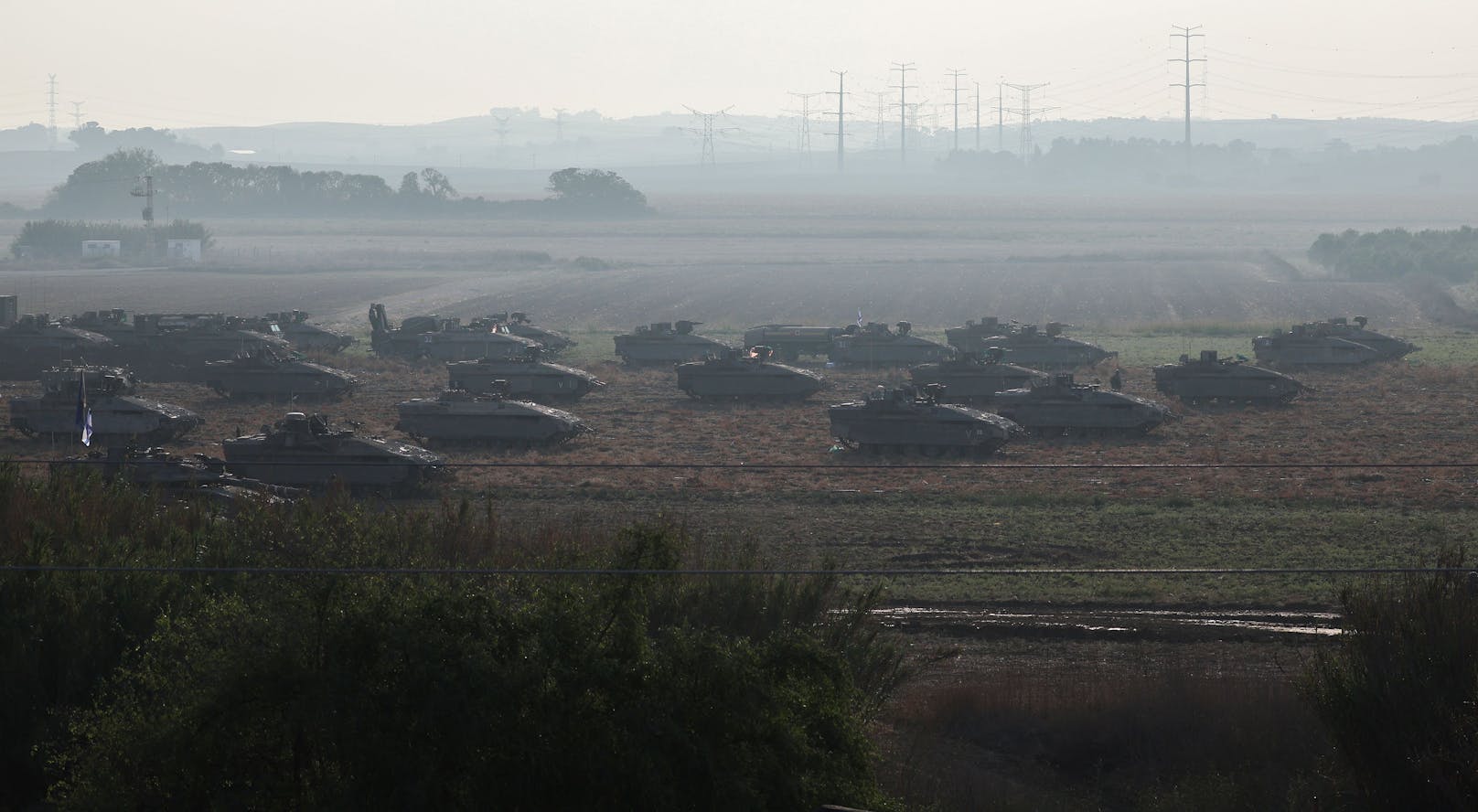 Israelische Panzer haben an der Grenze zum Gazastreifen Aufstellung genommen.