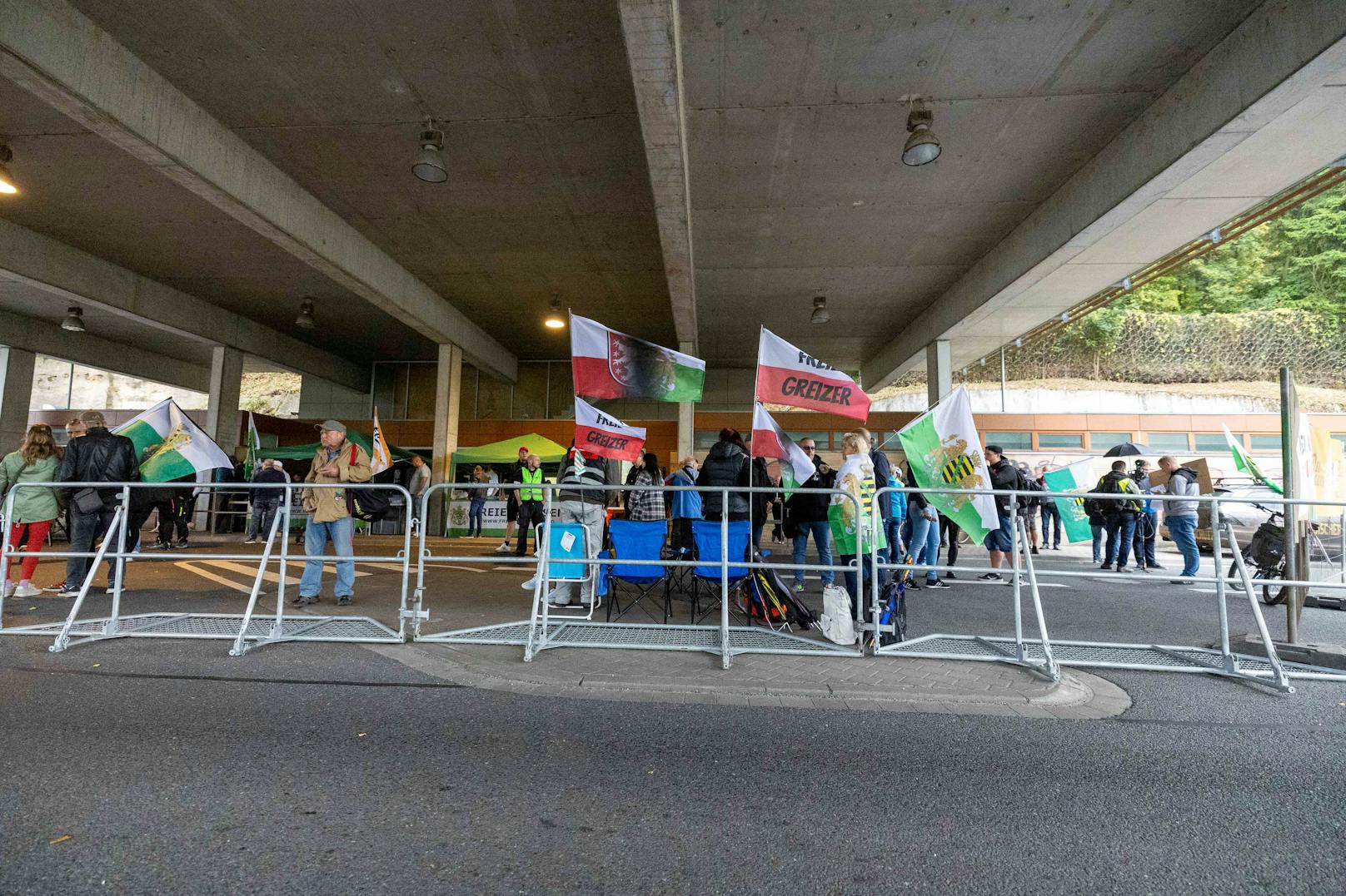 "Schluss mit illegaler Asyleinwanderung: Grenze geschlossen!" – mit diesem Schlachtruf blockierten deutsche Rechtsextreme am 14. Oktober einen Grenzübergang.