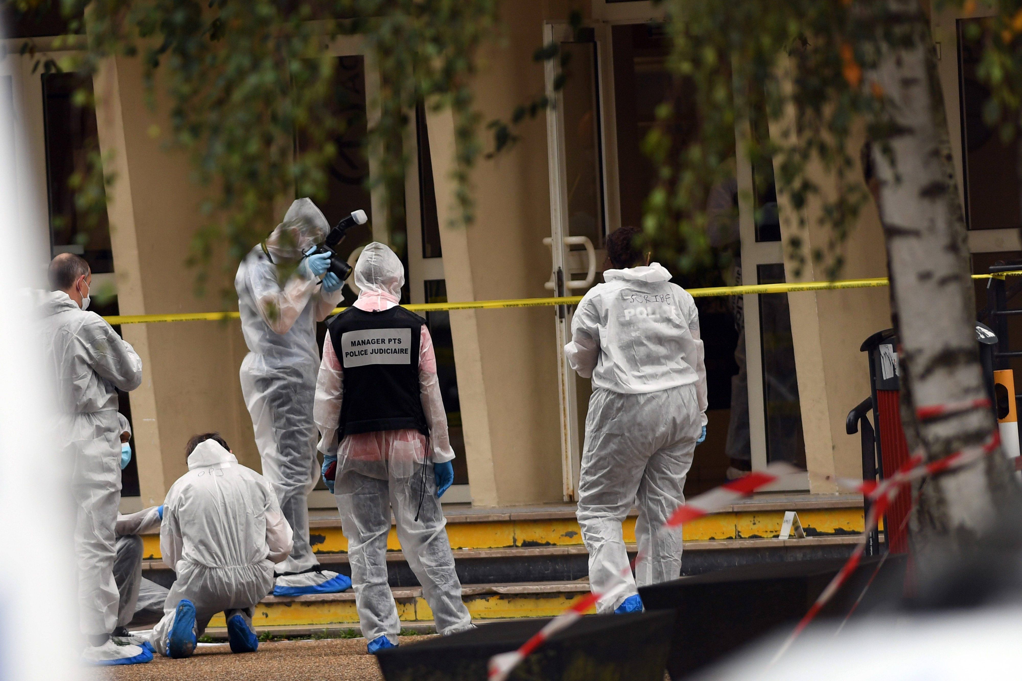 Bekannter Extremist tötete Lehrer: Der Tatort vor einem Gymnasium in Arras, etwa 160 Kilometer nördlich von Paris, am 13. Oktober 2023.