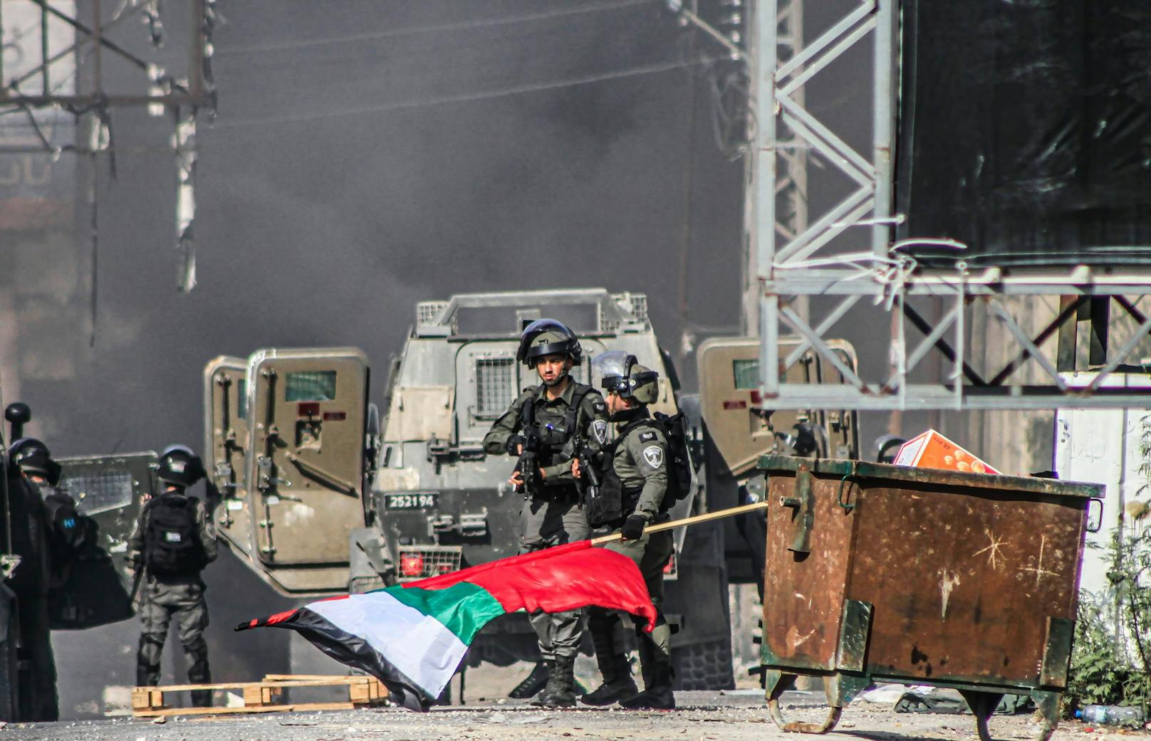 Israelische Soldaten entfernen eine Palästina-Flagge nach einem eskalierten Pro-Gaza-Protest in Nablus, Westjordanland.