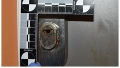 So sieht ein mit Säure verätztes Wohnugsschloss aus.