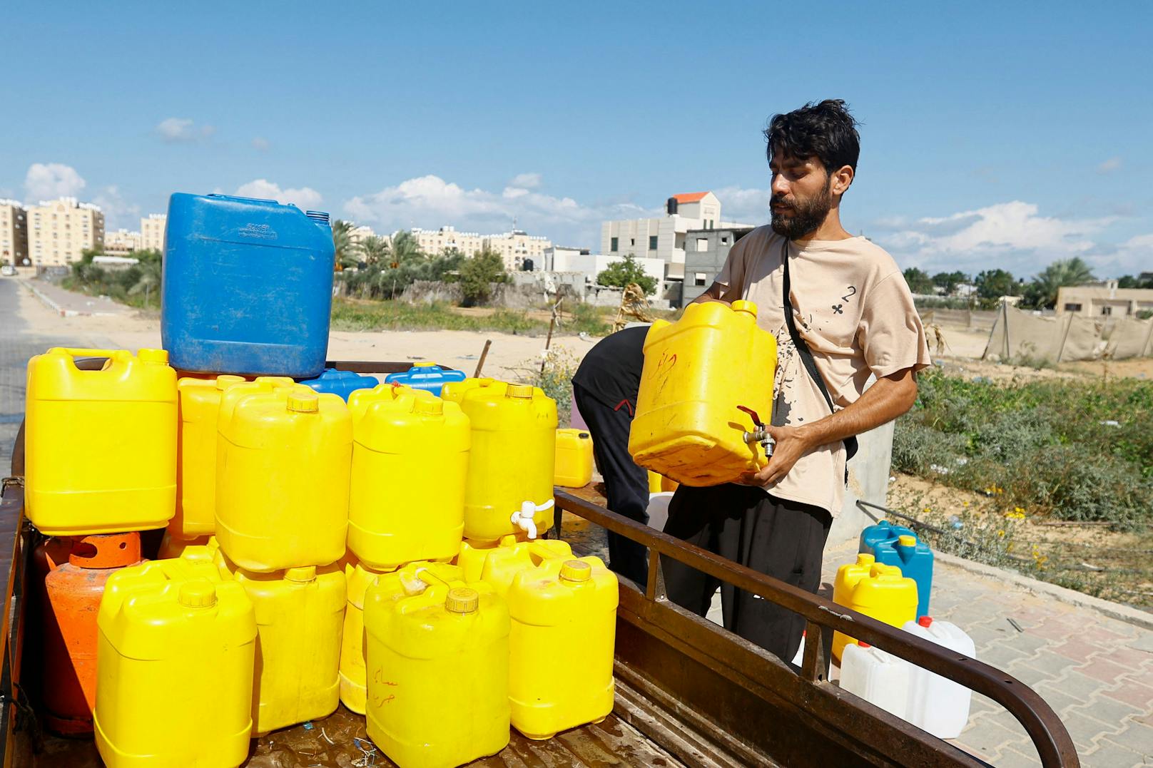 Die Vereinten Nationen forderten Israel dazu auf, die Versorgung der Menschen in dem abgeriegelten Gebiet mit Nahrung, Wasser, Medikamenten und Treibstoff zuzulassen.