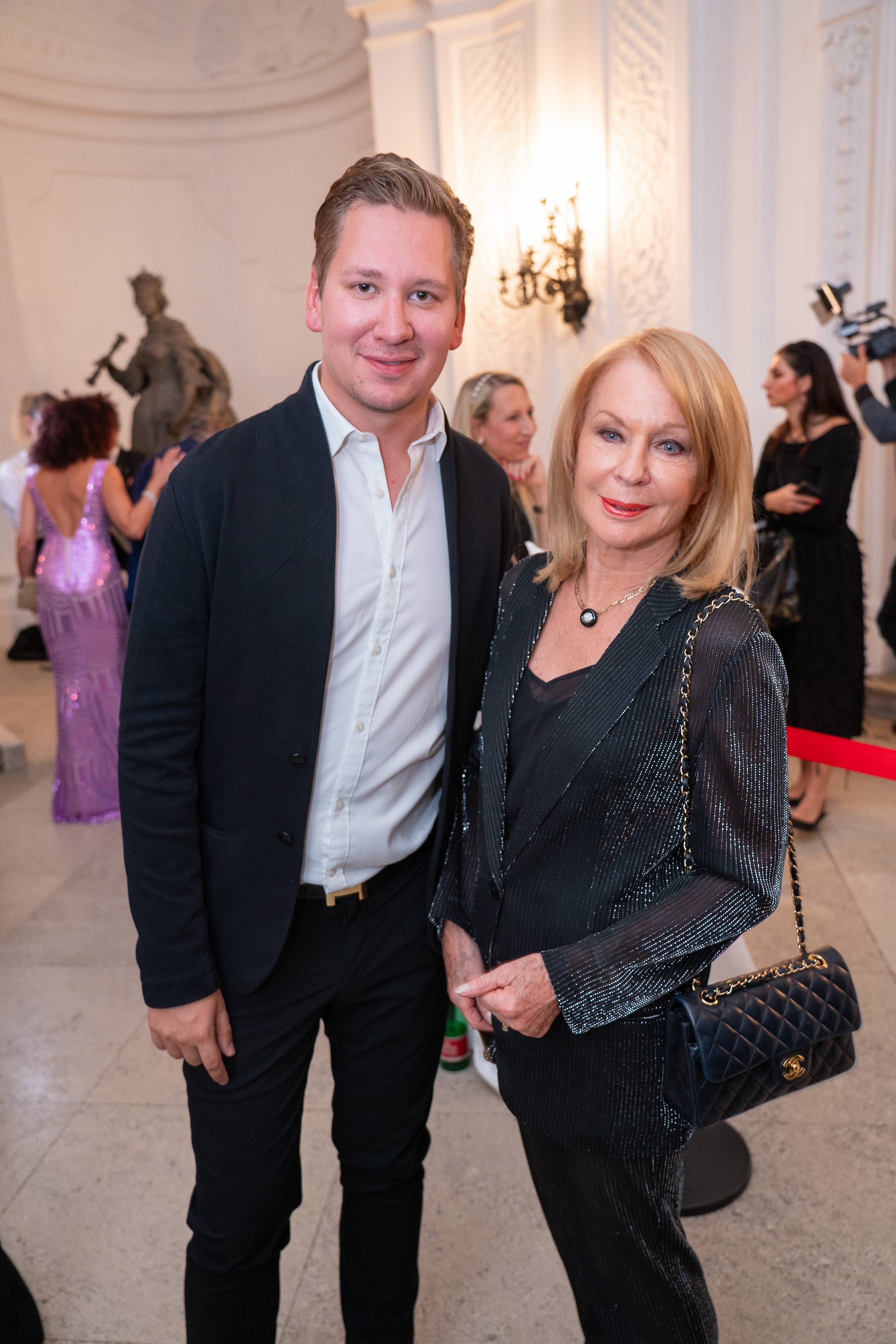 Autor Clemens Trischler und Star-Astrologin Gerda Rogers verbindet eine Freundschaft. 