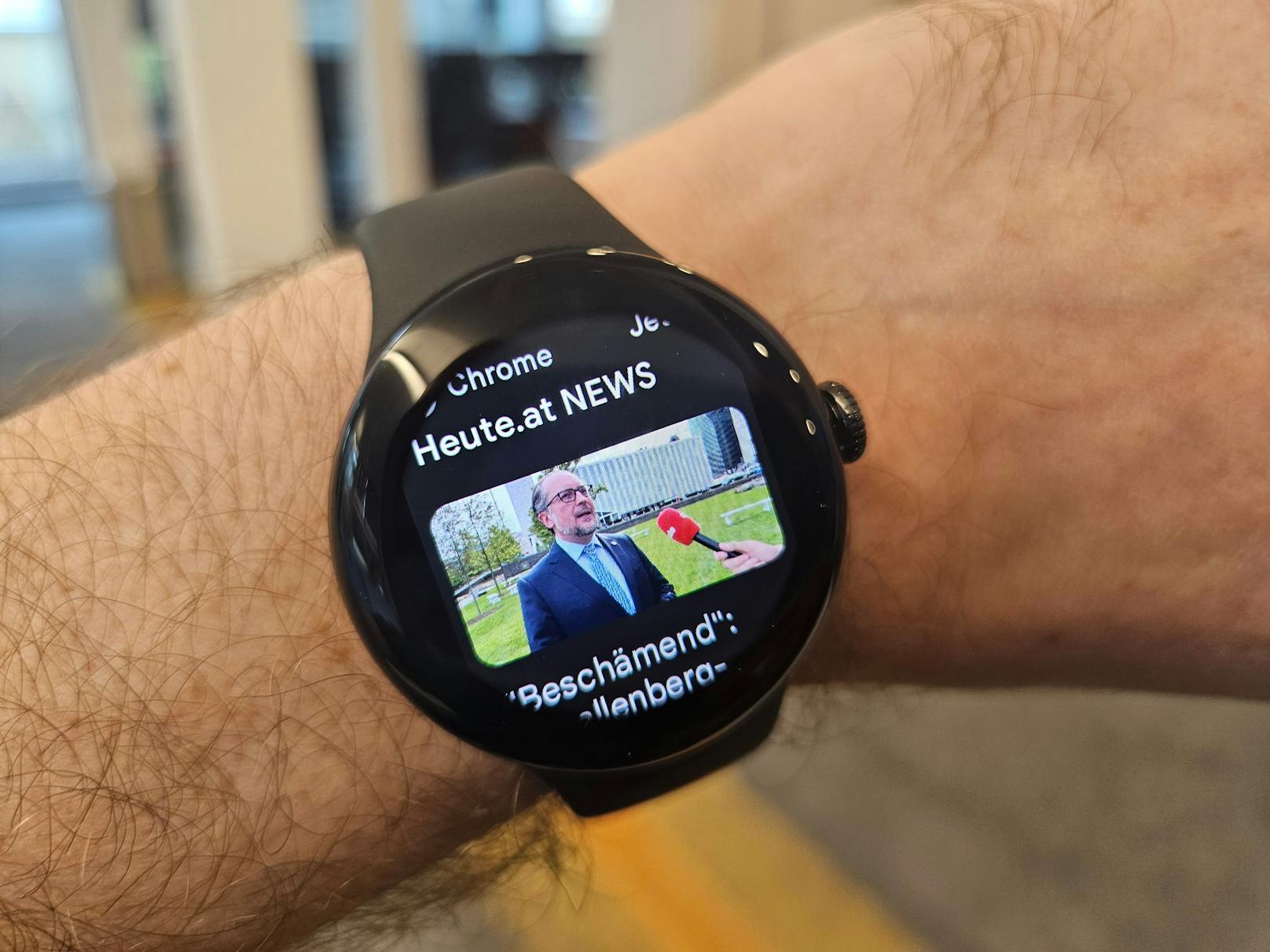 Die Google Pixel Watch 2 im Test. Cool: Bei Benachrichtigungen zeigt die Uhr sogar Bilder am Display an.