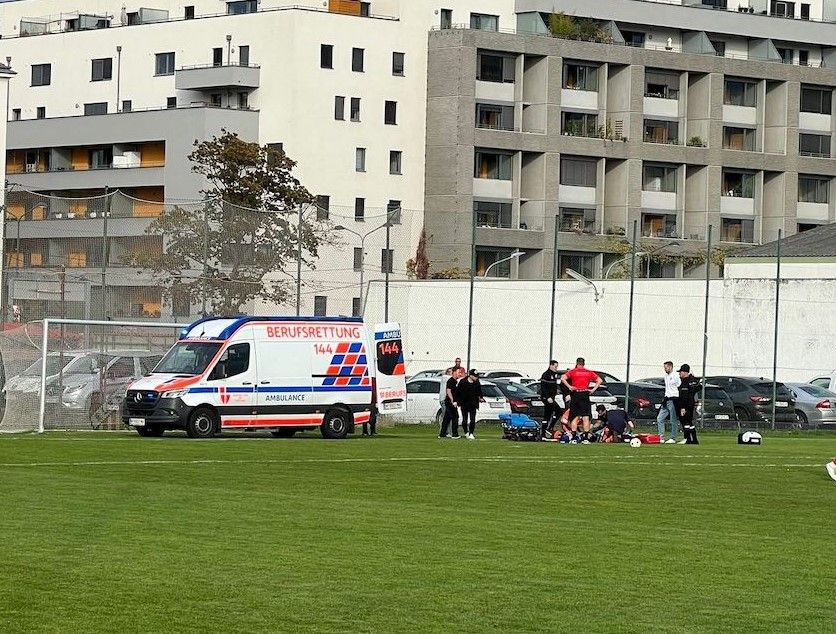 Rettungseinsatz beim Spiel TWL Elektra gegen den Wiener Sportclub am Raxplatz in Wien-Favoriten.&nbsp;