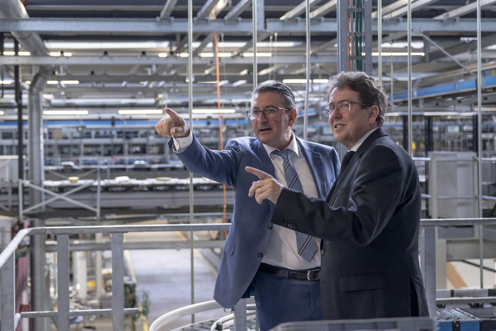 Roberto Cirillo, CEO der Schweizerischen Post (l.), und Bundesrat Albert Rösti, bei der Eröffnung des Paketzentrums in Härkingen am 25. September 2023.