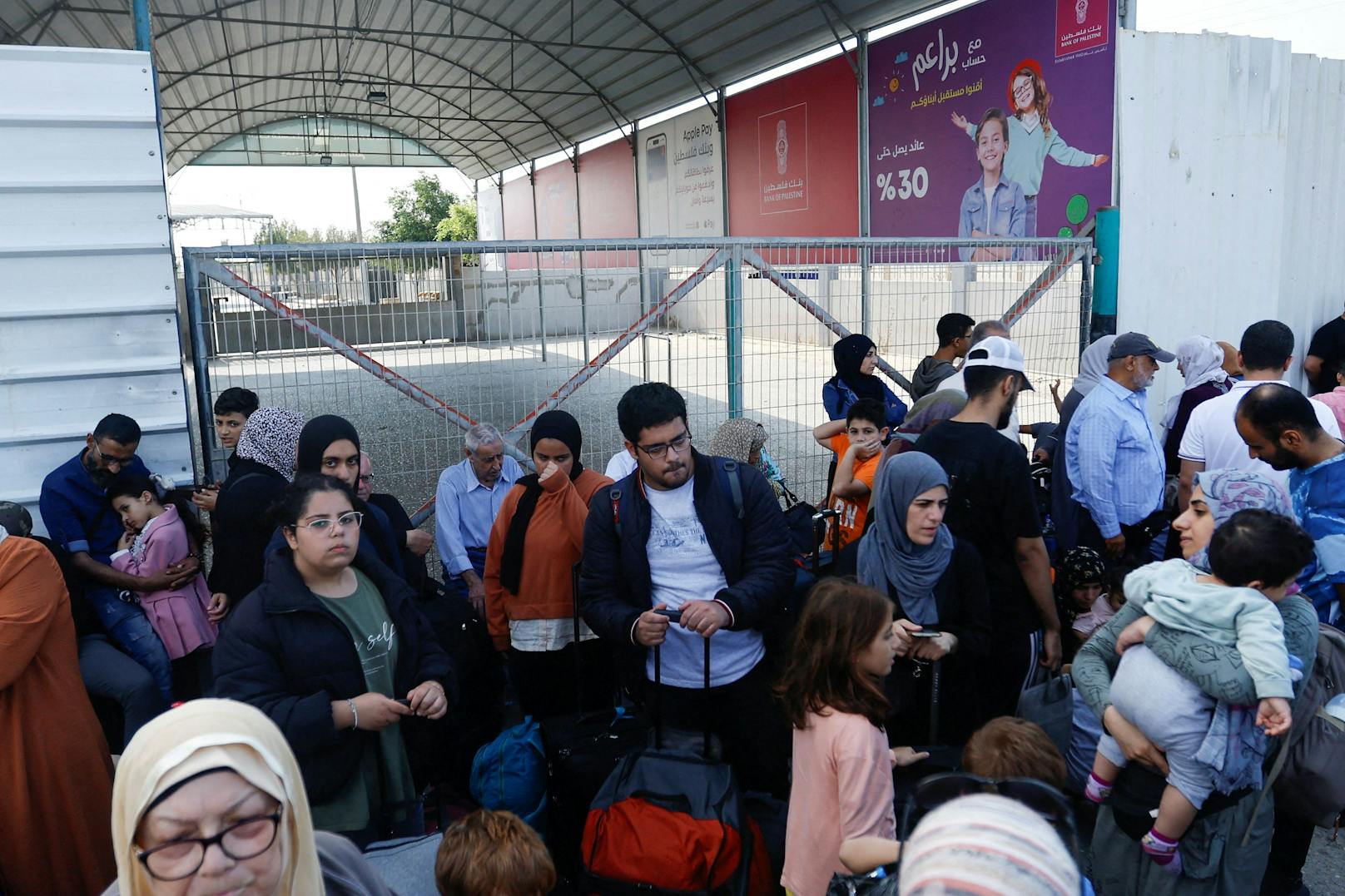 Palästinenser mit Doppelstaatsbürgerschaften vor dem geschlossenen Grenzübergang zu Ägypten.