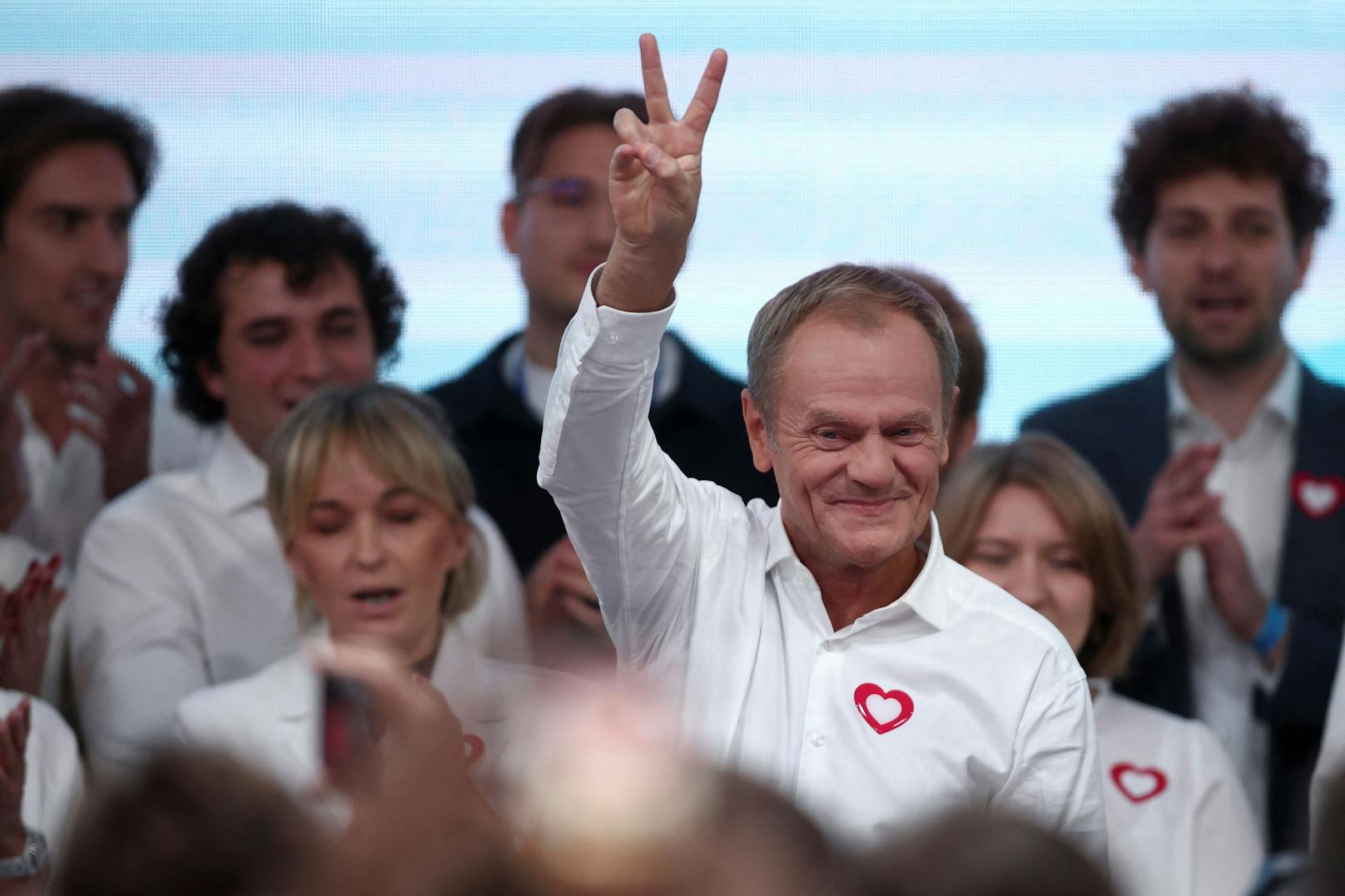 Oppositionsführer Donald Tusk sagte nach Veröffentlichung der Wählerbefragungen, die Opposition verfüge über genügend Stimmen, um die PiS an der Spitze der Regierung abzulösen.