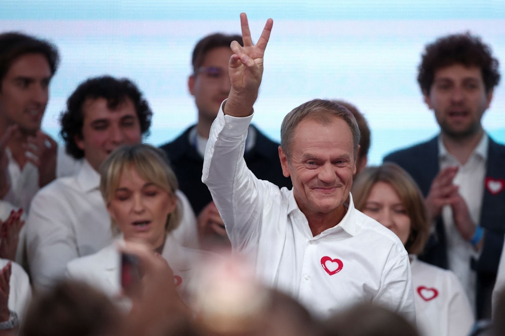 Oppositionsführer Donald Tusk sagte nach Veröffentlichung der Wählerbefragungen, die Opposition verfüge über genügend Stimmen, um die PiS an der Spitze der Regierung abzulösen.