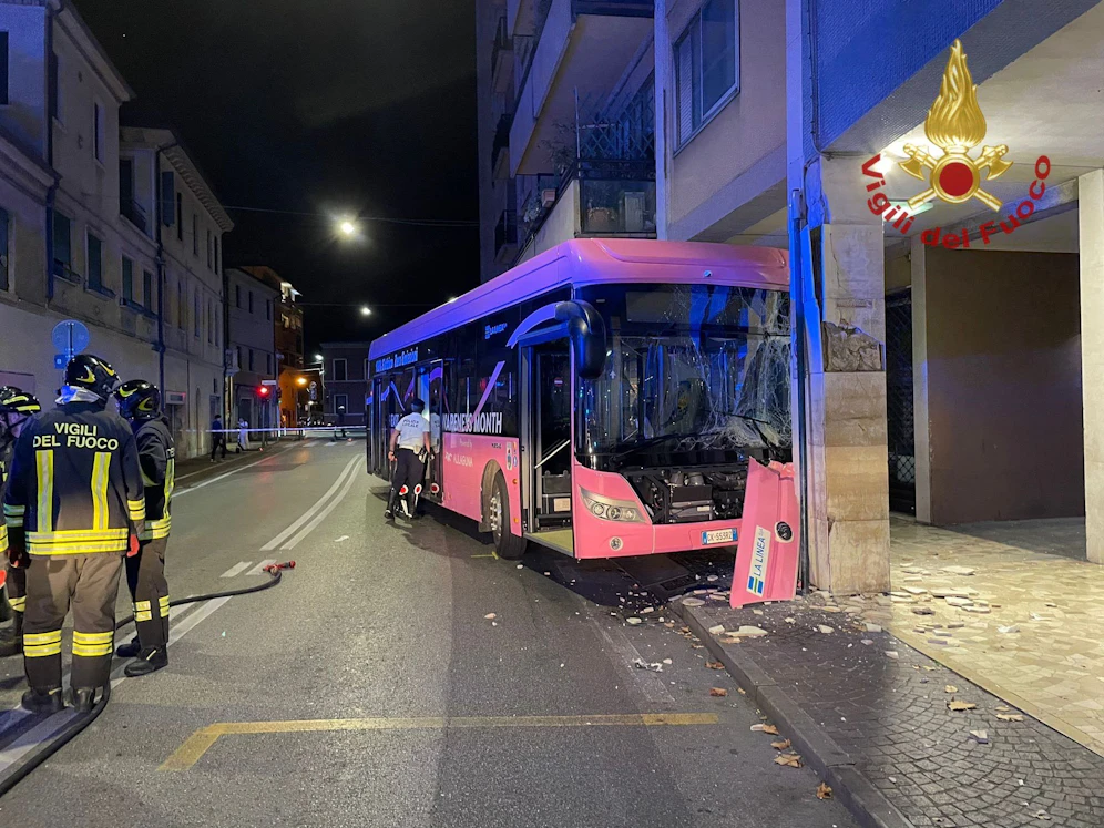 Der Elektrobus kam am Samstagabend in einer Kurve von der Fahrbahn ab und krachte in den Stützpfeiler eines Wohnhauses.