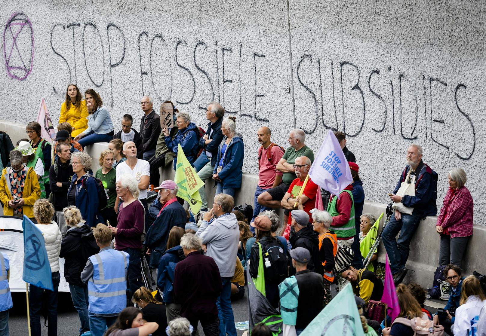 Klima-Aktivisten bei der Blockade der A12  in Den Haag. Sie fordern ein Ende der fossilen Subventionen. Aufgenommen am 28. September 2023.