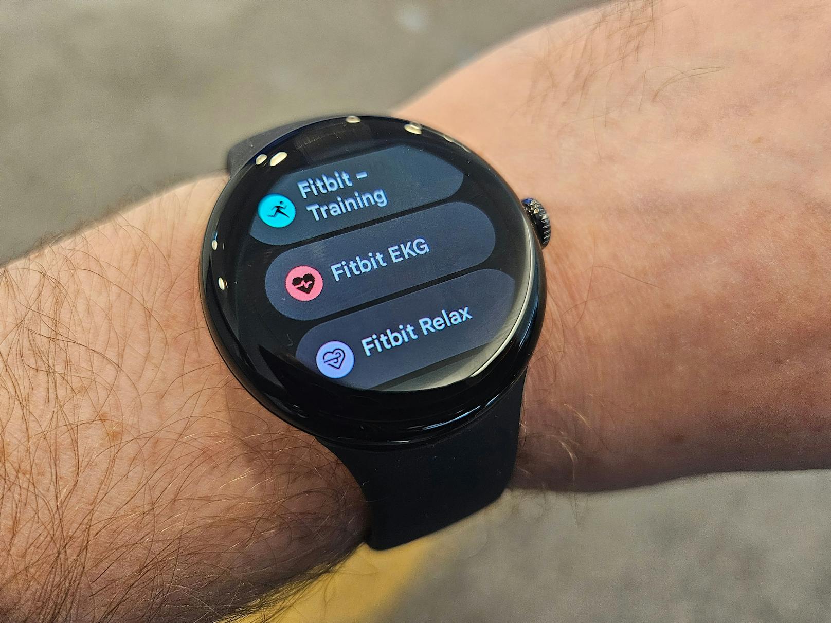 Verbunden werden kann die Watch laut Google "mit den meisten Smartphones mit Android 9.0 oder höher", ...