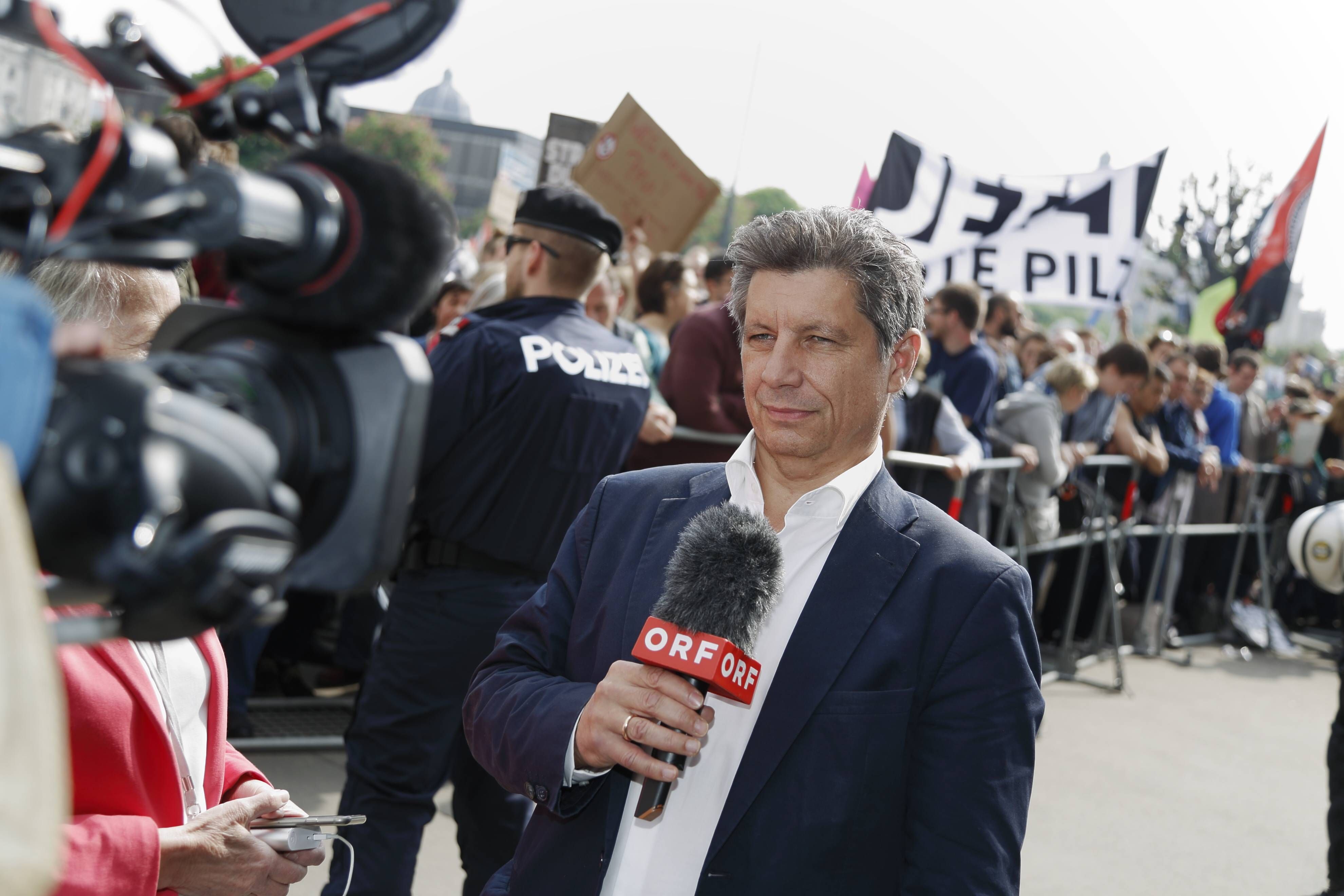 Hans Bürger während der Vor-Ort-Berichterstattung am Ballhausplatz während der Rücktrittsrede von Ex-Vizekanzler Heinz-Christian Strache (FP) am 18. Mai 2019. Archivbild.