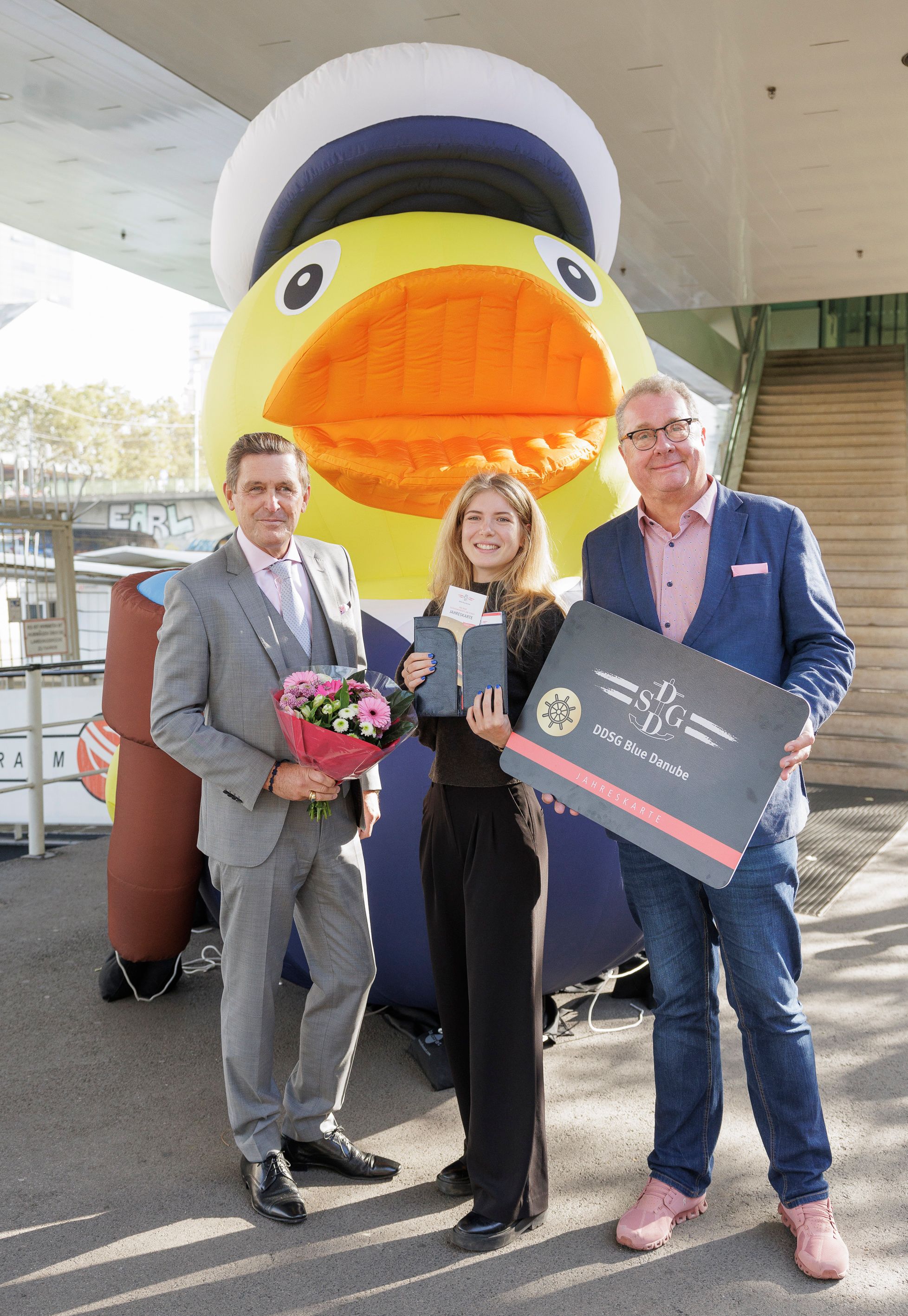Wirtschaftsstadtrat Peter Hanke (SPÖ, li.) und DDSG-Geschäftsführer Wolfgang Fischer (re.) mit Ines Paller.