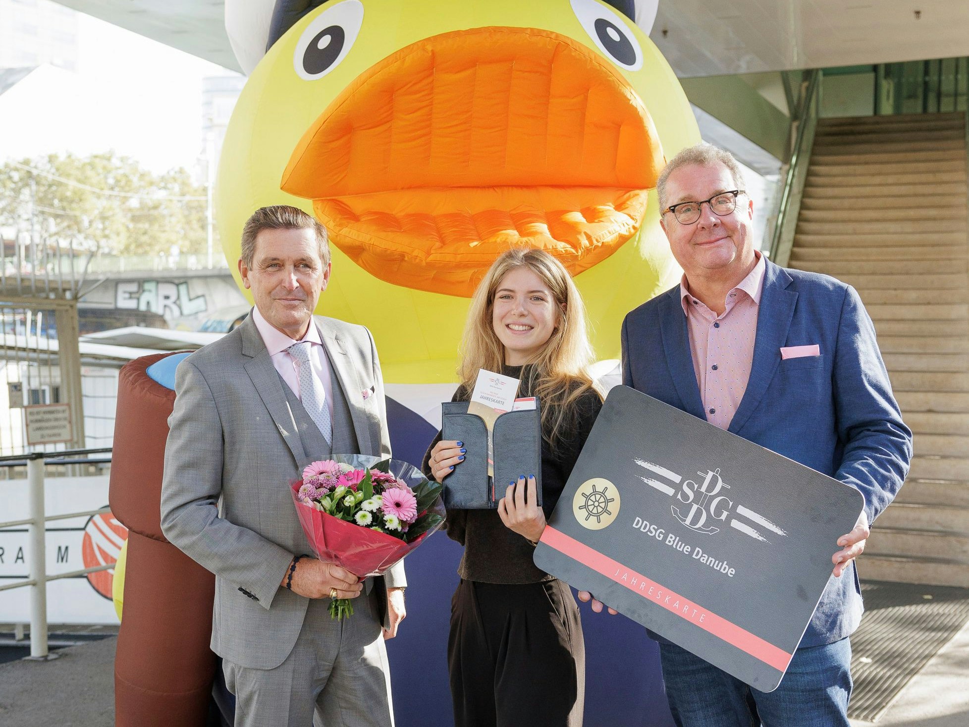 Wirtschaftsstadtrat Peter Hanke (SPÖ, li.) und DDSG-Geschäftsführer Wolfgang Fischer (re.) mit Ines Paller.