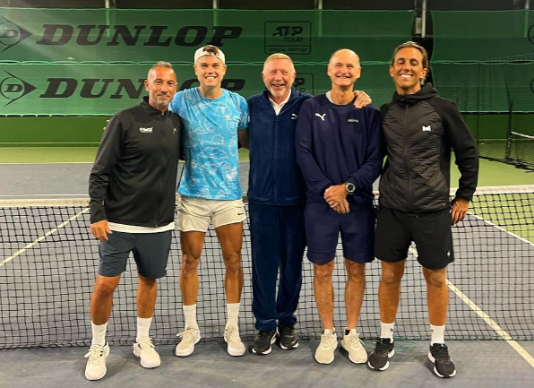 Boris Becker (Mitte), links daneben wohl sein neuer Schützling Holger Rune.